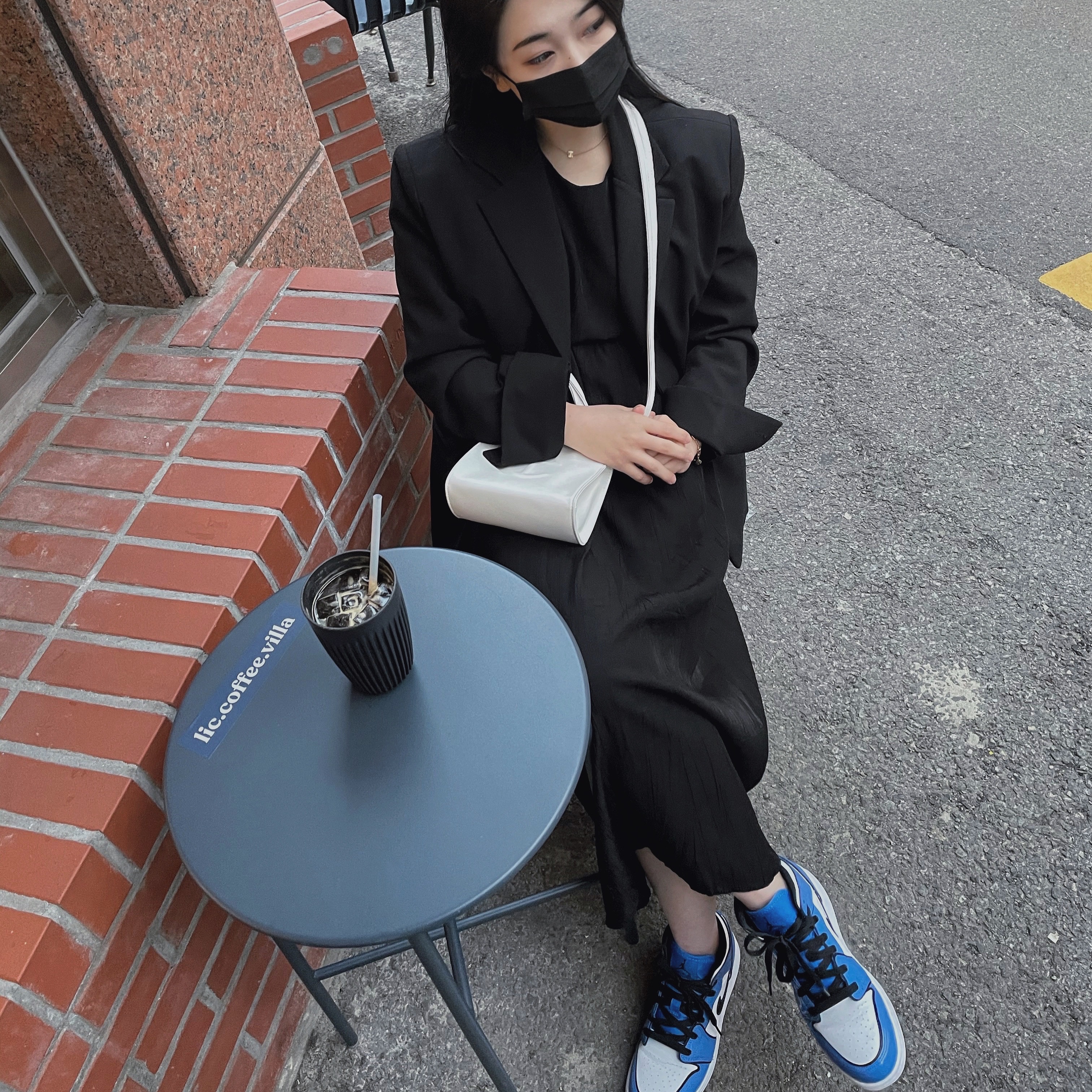 (GS) Jordan 1 Mid SE Signal Blue 착용 스타일 - 1