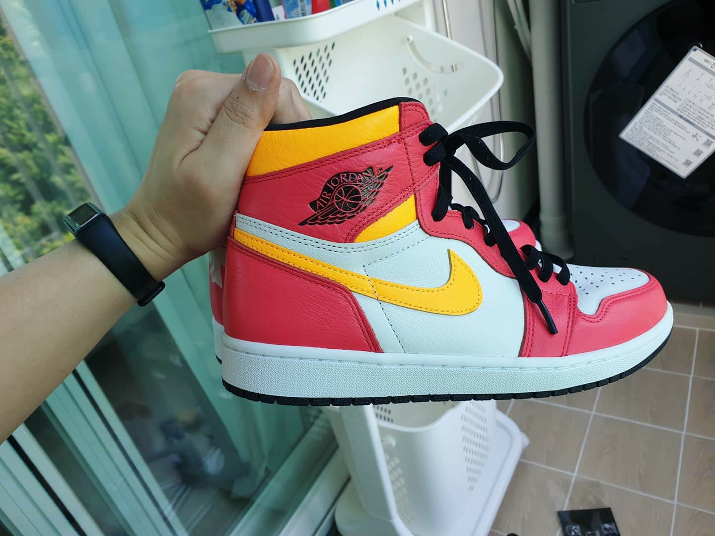 Jordan 1 Retro High OG Light Fusion Red 착용 스타일 - 2