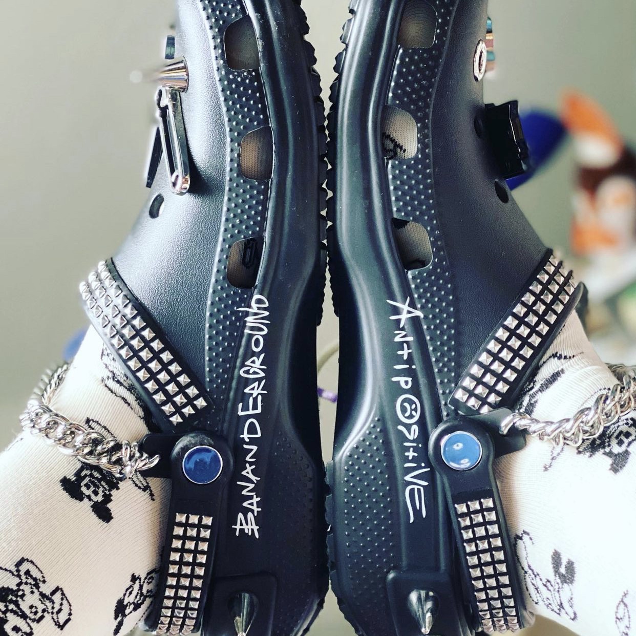 Crocs x Little Big Classic Clog Black 착용 스타일 - 2