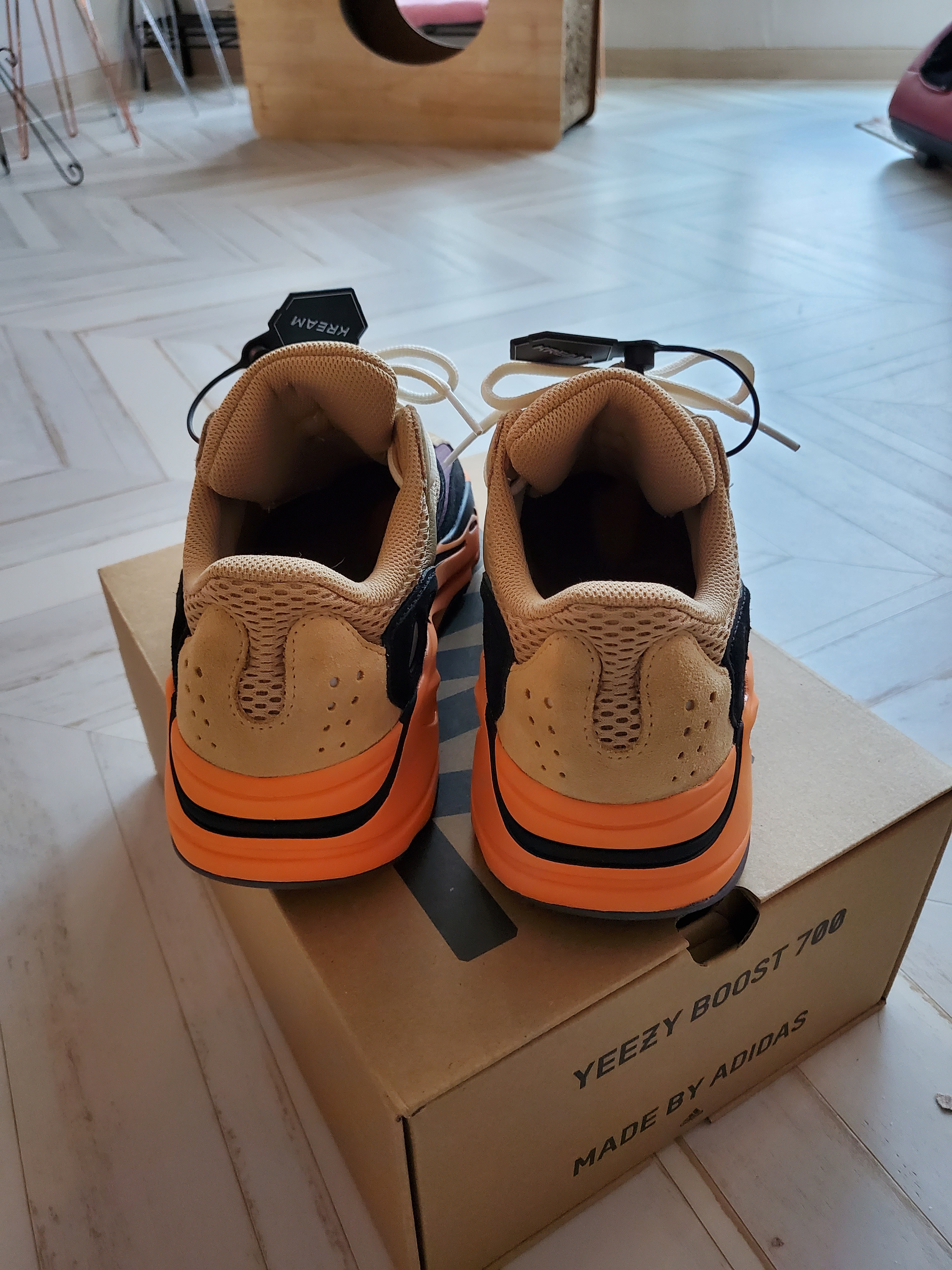 Adidas Yeezy Boost 700 Enflame Amber, Nike ACG SSNL Bucket Clay Green 착용 스타일 - 5