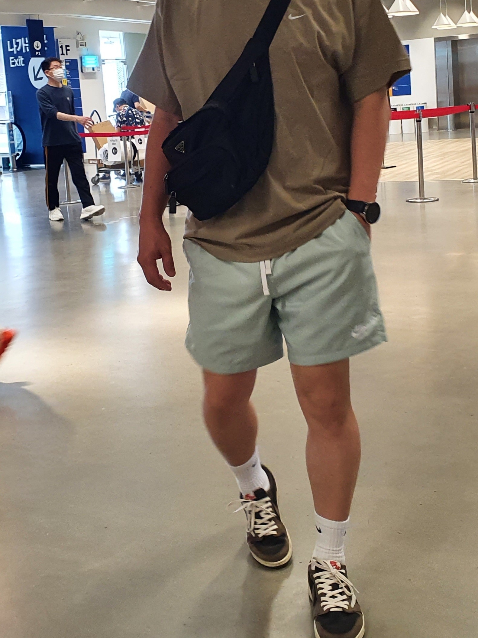 Jordan 1 x Travis Scott Retro Low OG SP Mocha, Nike NRG Solo Swoosh T-Shirt Khaki - US/EU 착용 스타일