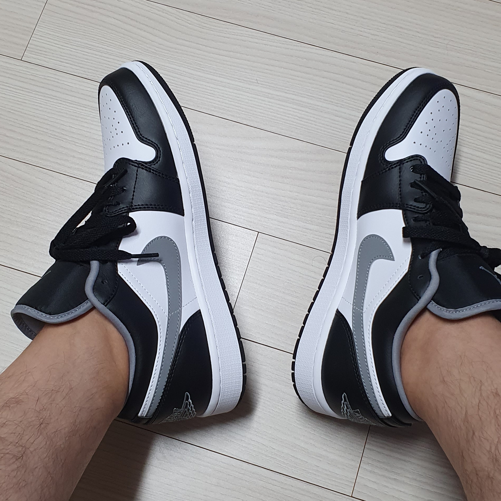 Jordan 1 Low Black Particle Grey 착용 스타일 - 2