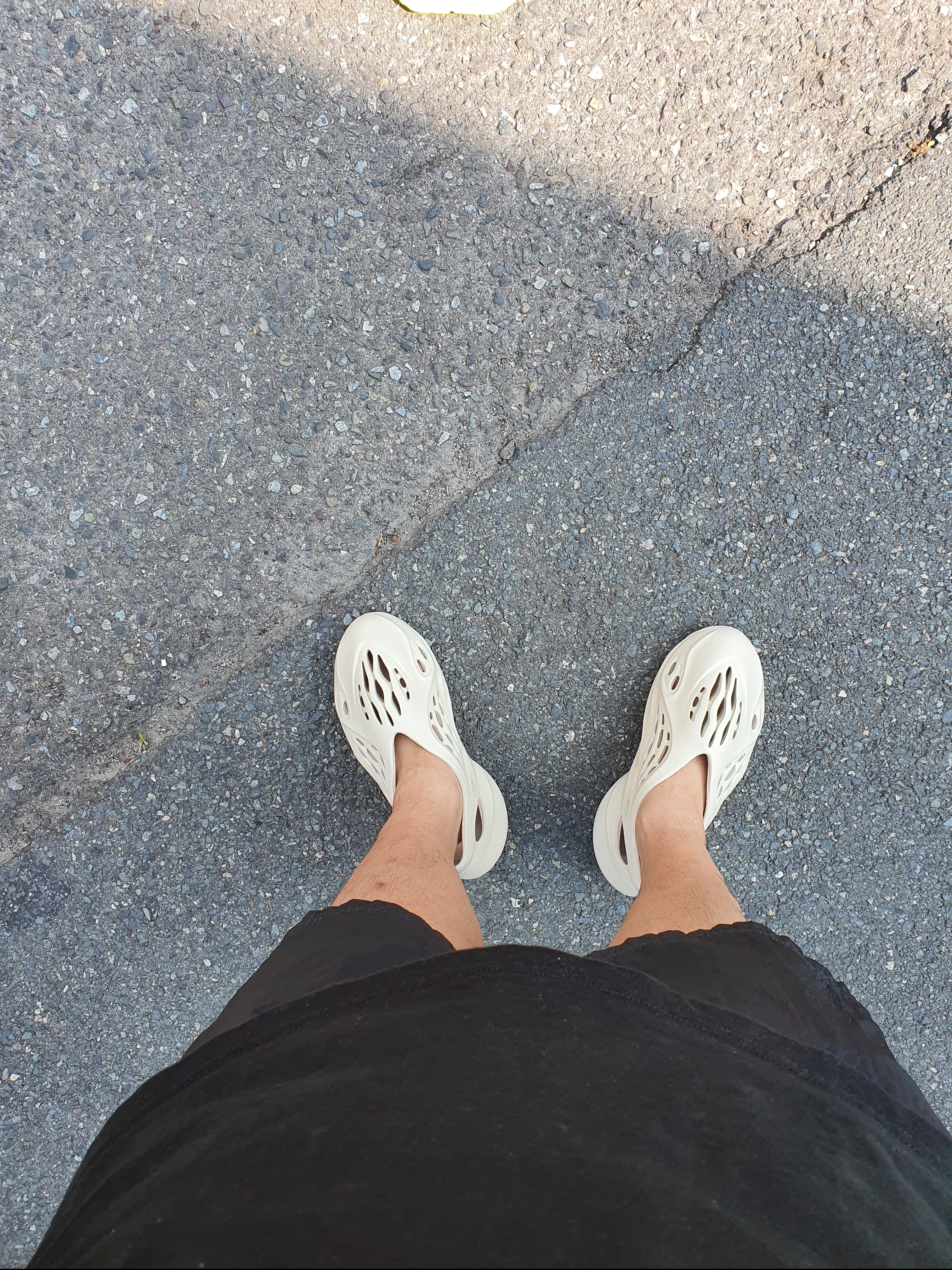 Adidas Yeezy Foam RNNR Sand, Stone Island B0943 Nylon Metal Swimming Trunk Black - 21SS 착용 스타일 - 2