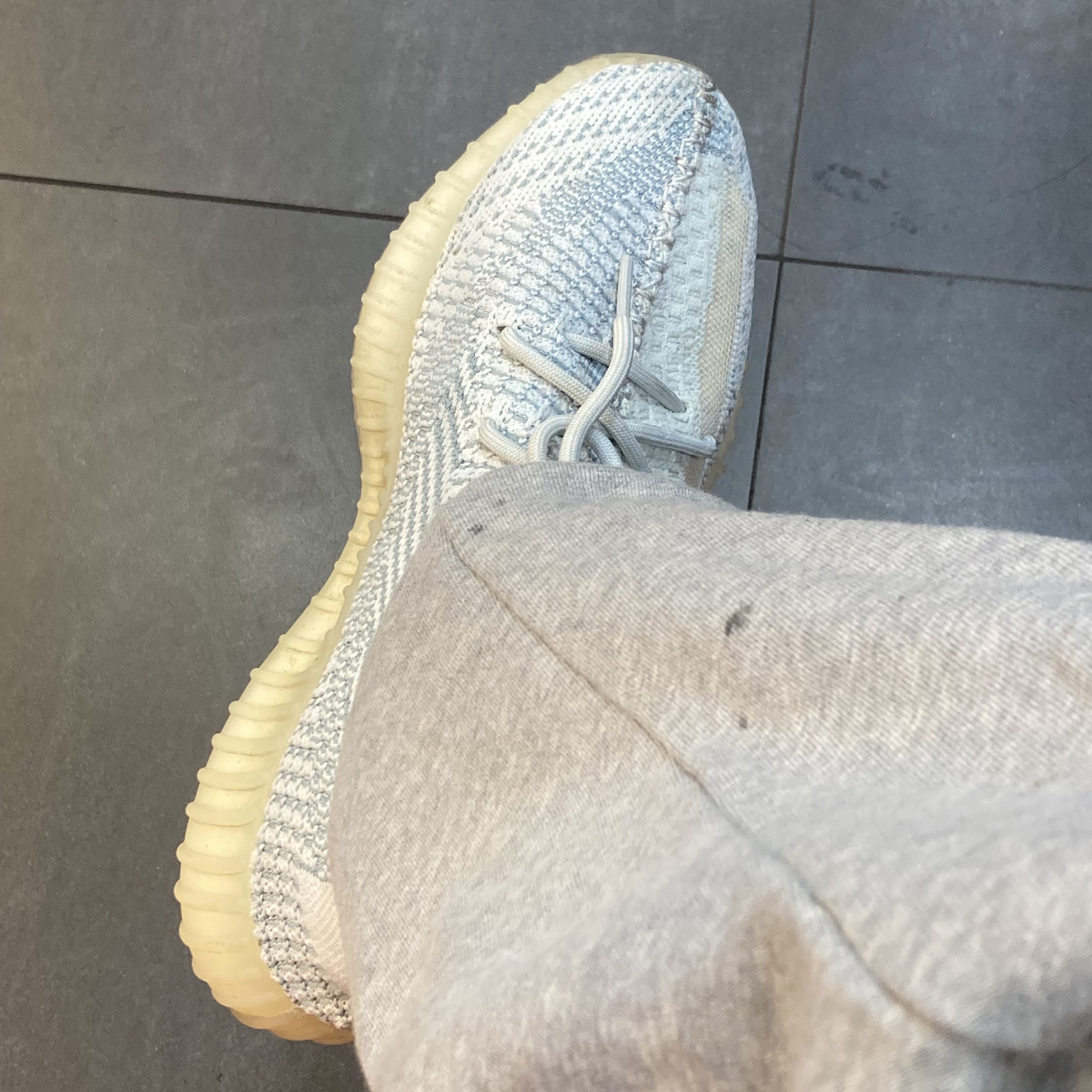 Adidas Yeezy Boost 350 V2 Cloud White - Non-Reflective 착용 스타일 - 2