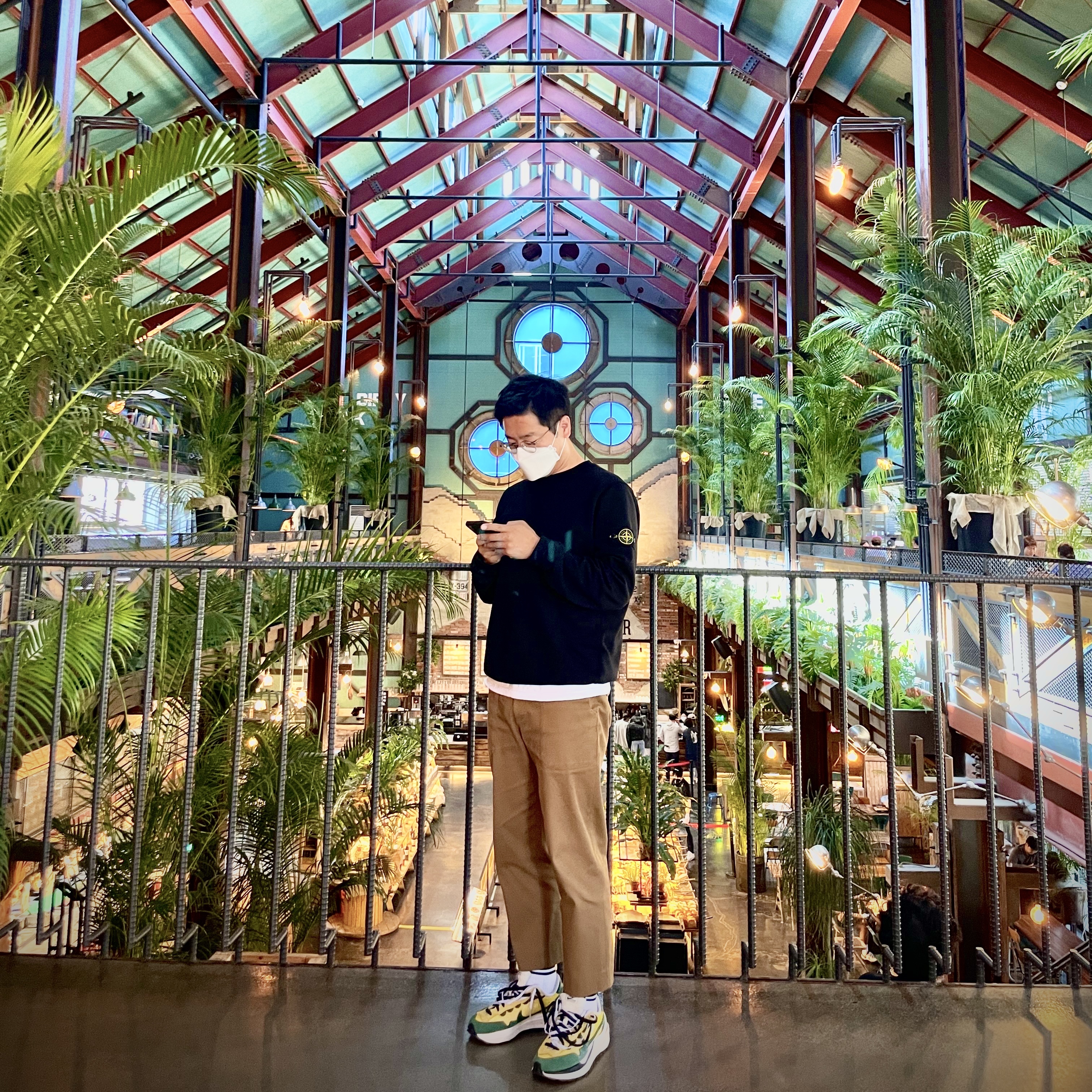 Nike x Sacai VaporWaffle Tour Yellow & Gorge Green Sail, Stone Island 63051 Crewneck Sweatshirt Black - 21SS 착용 스타일