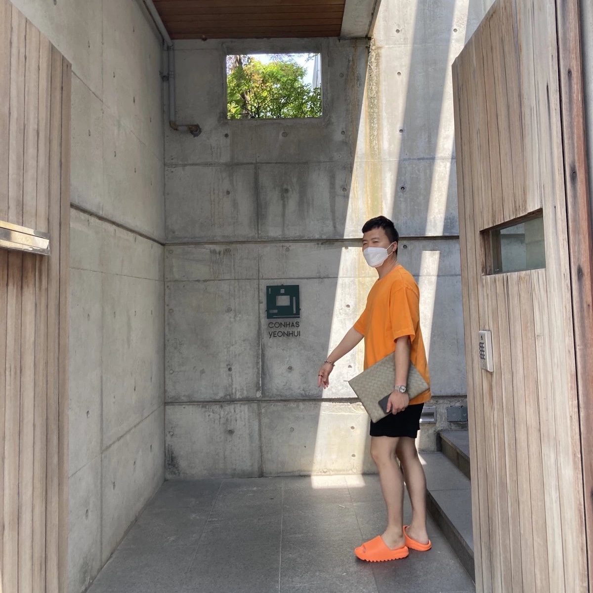 Adidas Yeezy Slide Enflame Orange 착용 스타일
