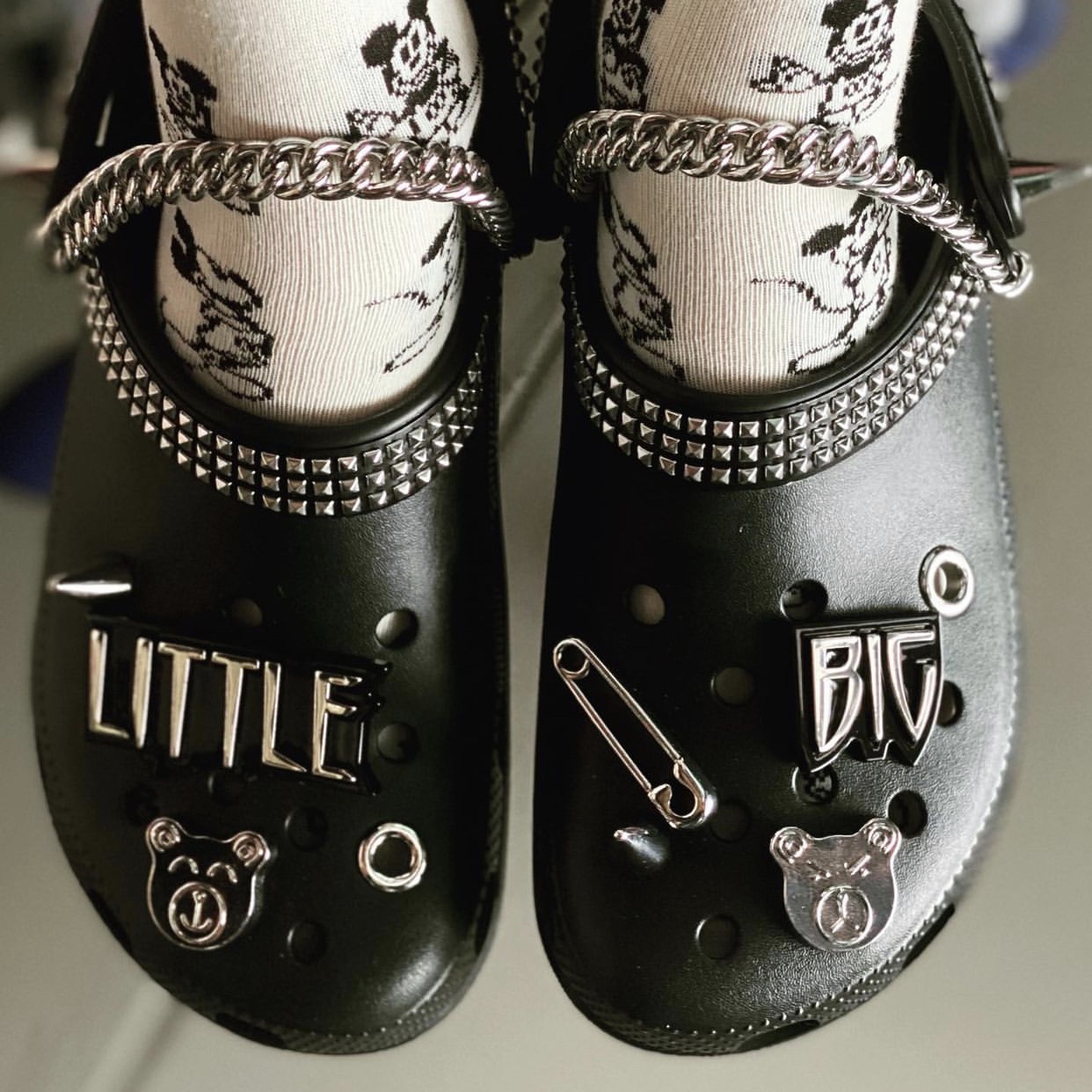 Crocs x Little Big Classic Clog Black 착용 스타일 - 1