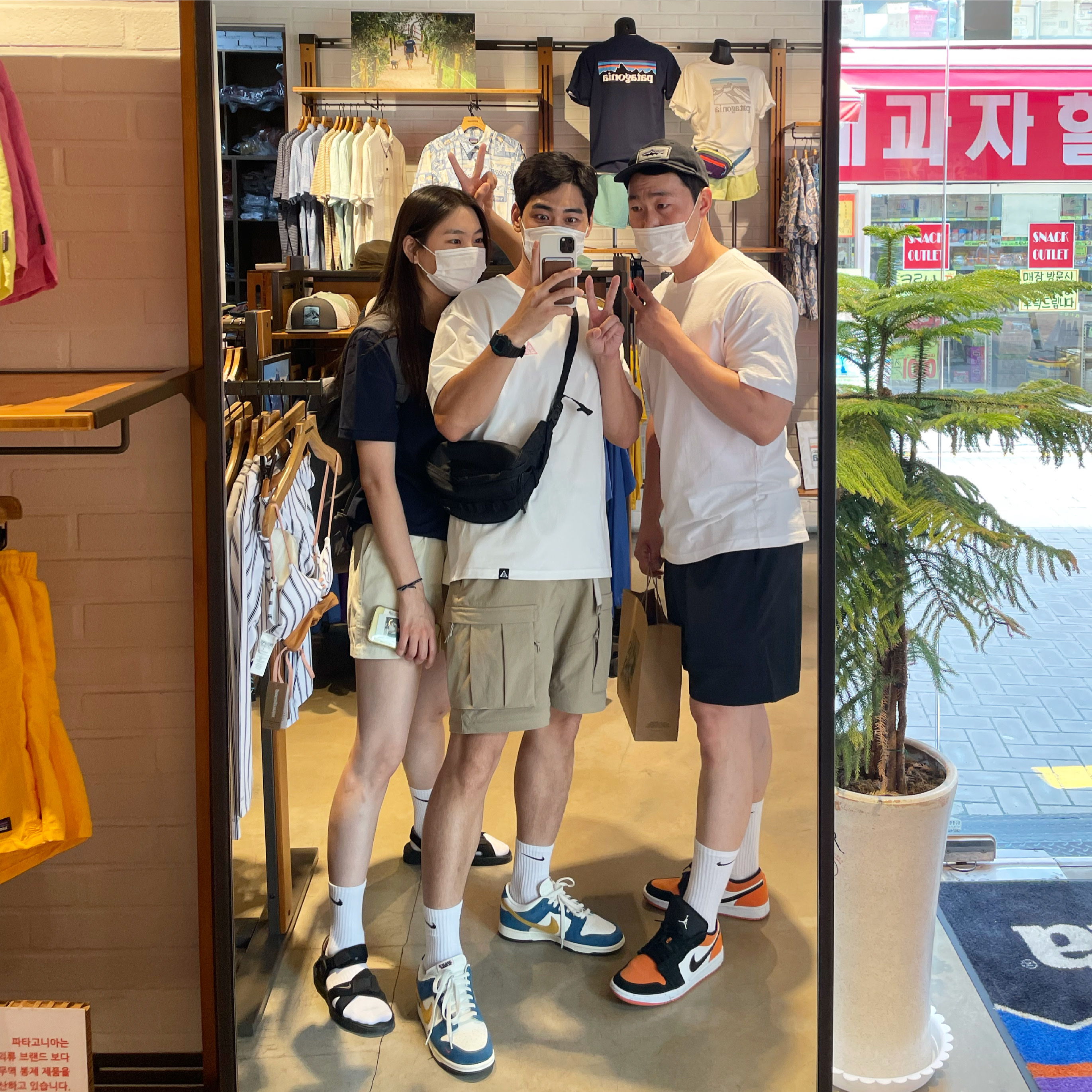 Nike ACG LBR T-Shirt Summit White Pink - Asia, Nike ACG Air Deschutz Triple Black 착용 스타일