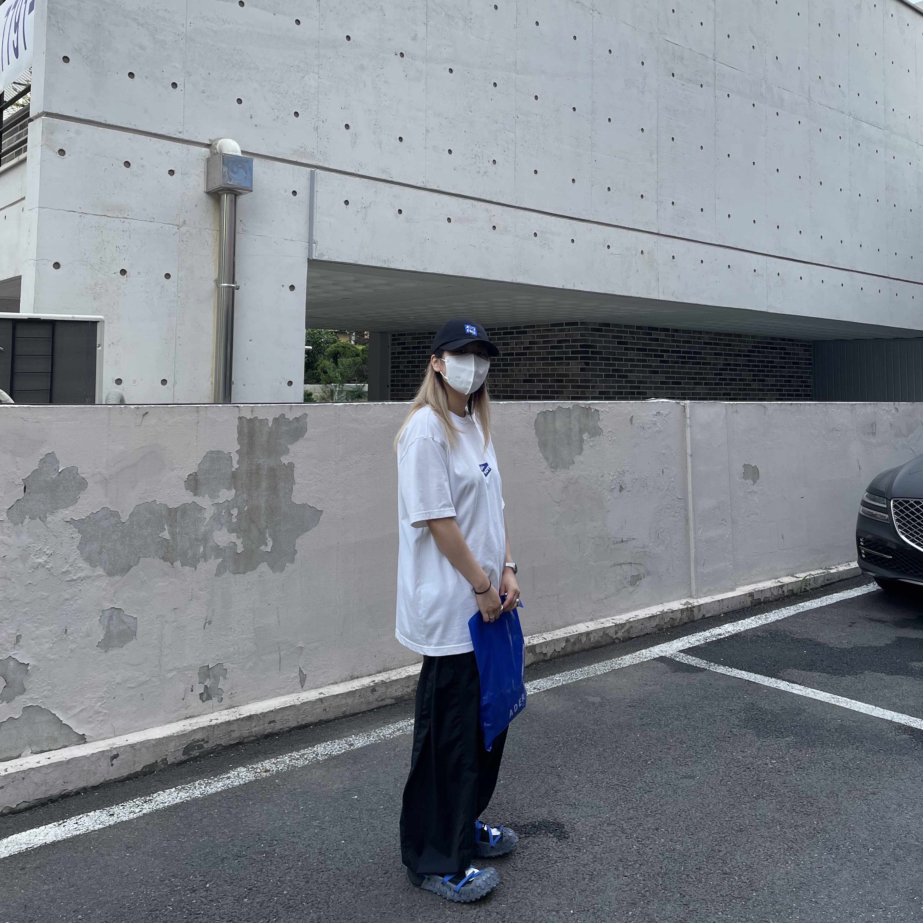 (W) Camper x Ader Error Proto-111-S Cinder Basic Sneakers Black, (W) Camper x Ader Error Proto-T33-W Dark Grey Shoe Cover 착용 스타일 - 1