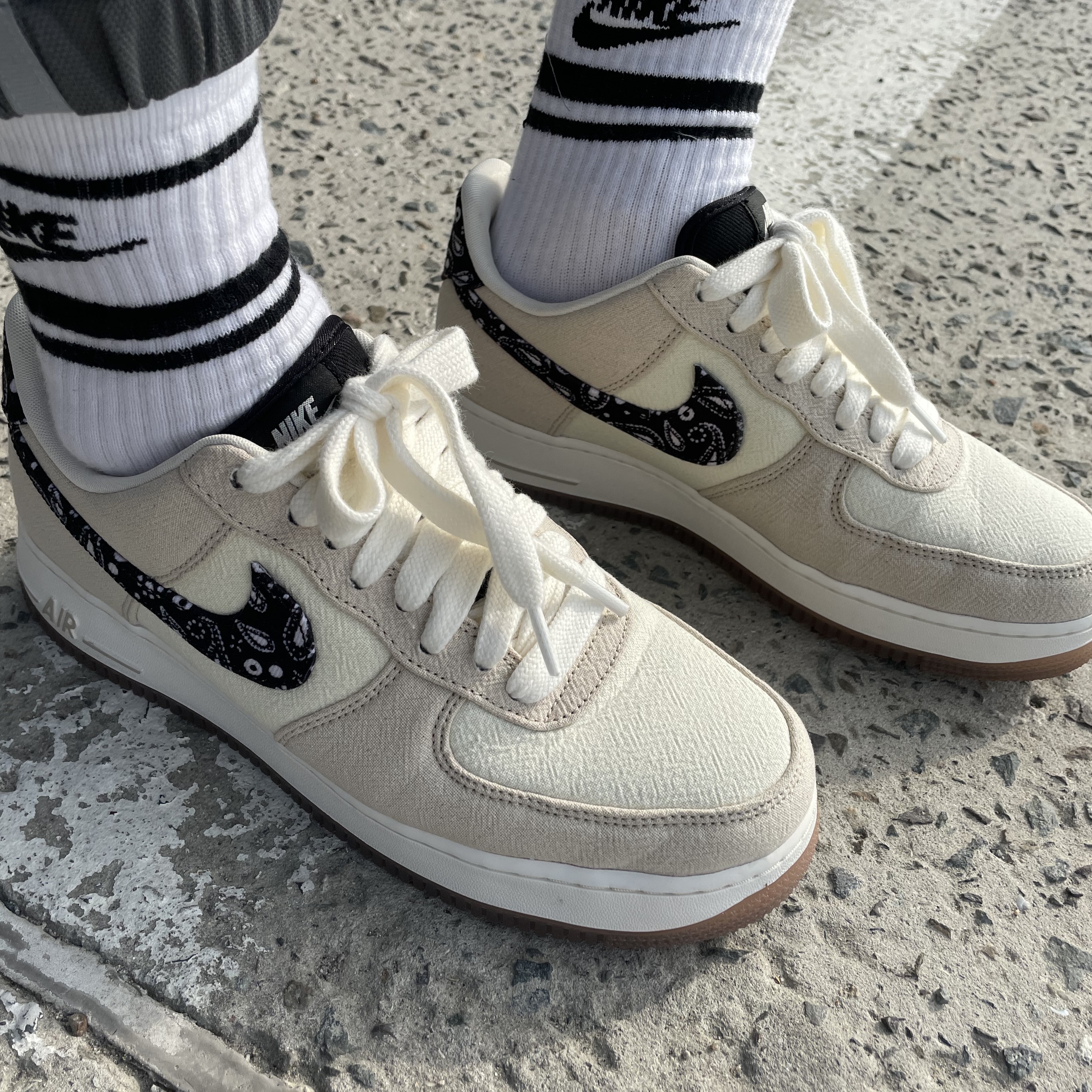 Essentials T-Shirt Black - 21SS, Nike Air Force 1 '07 LV8 Paisley Swoosh 착용 스타일 - 4