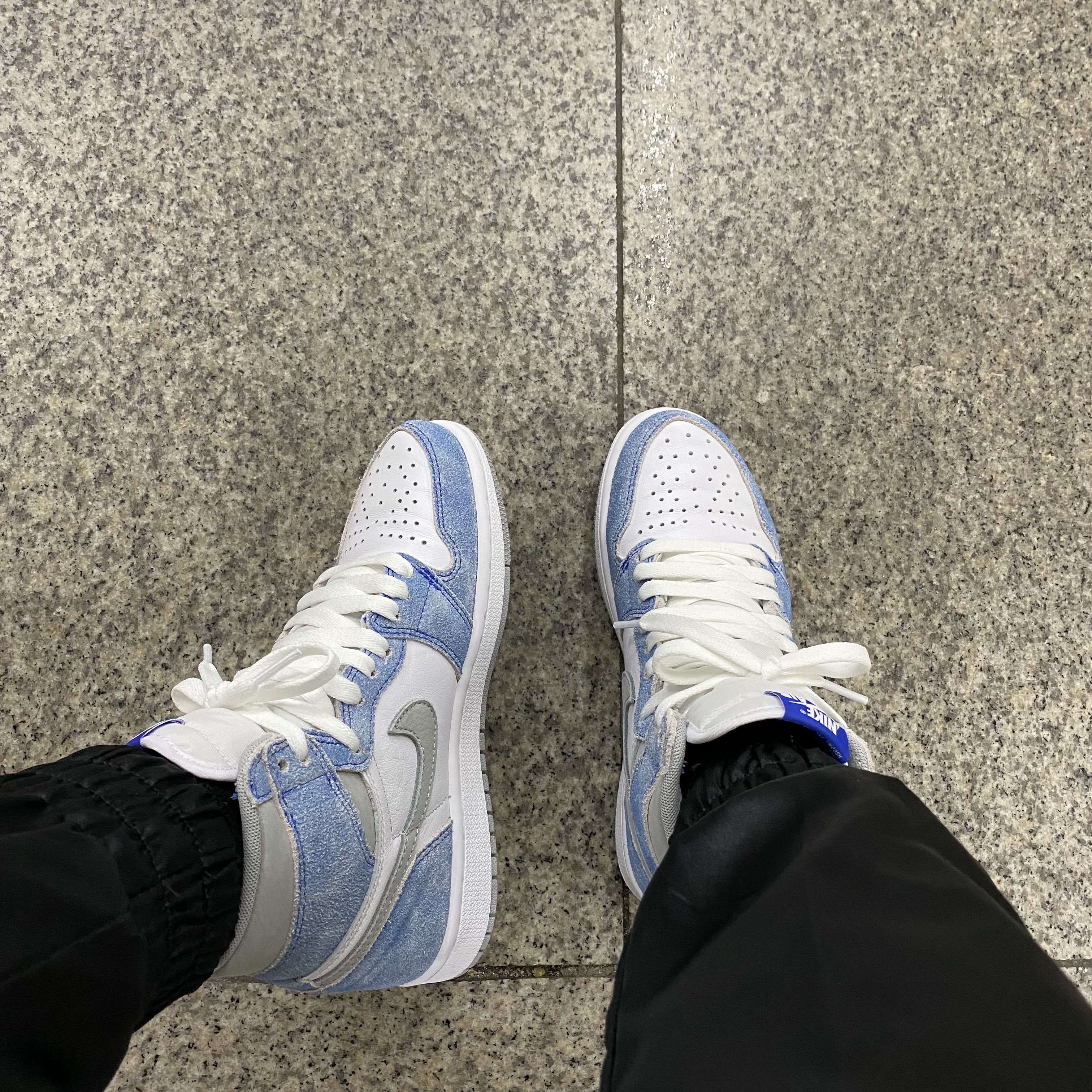 Jordan 1 Retro High OG Hyper Royal 착용 스타일 - 3