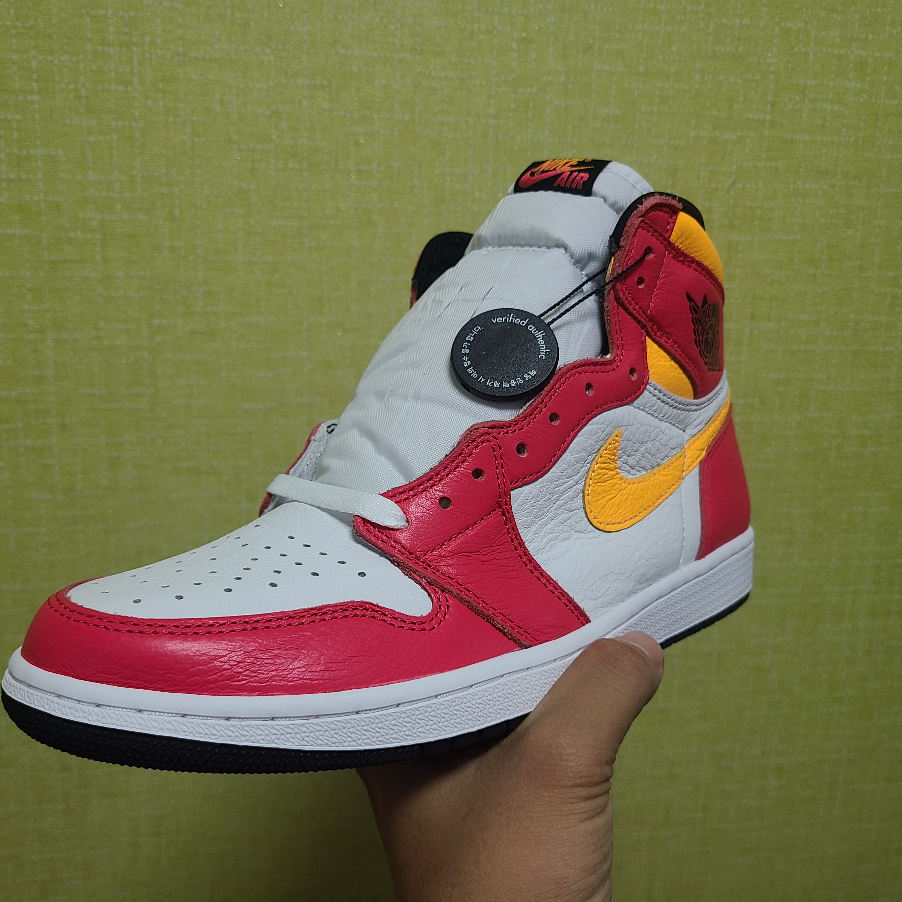 Jordan 1 Retro High OG Light Fusion Red 착용 스타일 - 2