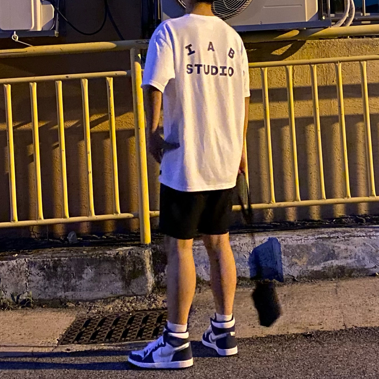 Jordan 1 Retro High OG CO.JP Midnight Navy, IAB Studio T-Shirt White 착용 스타일