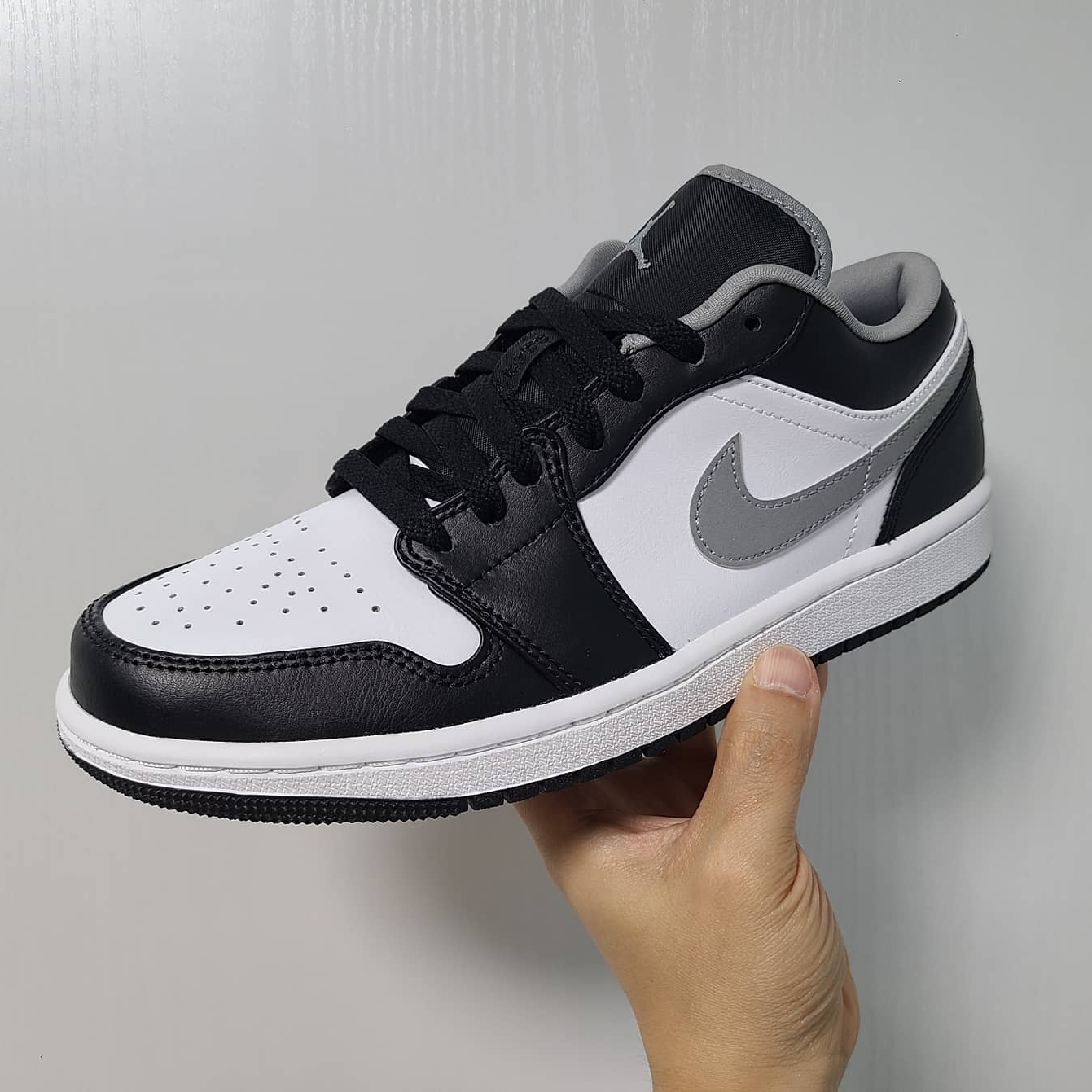 Jordan 1 Low Black Particle Grey 착용 스타일 - 1