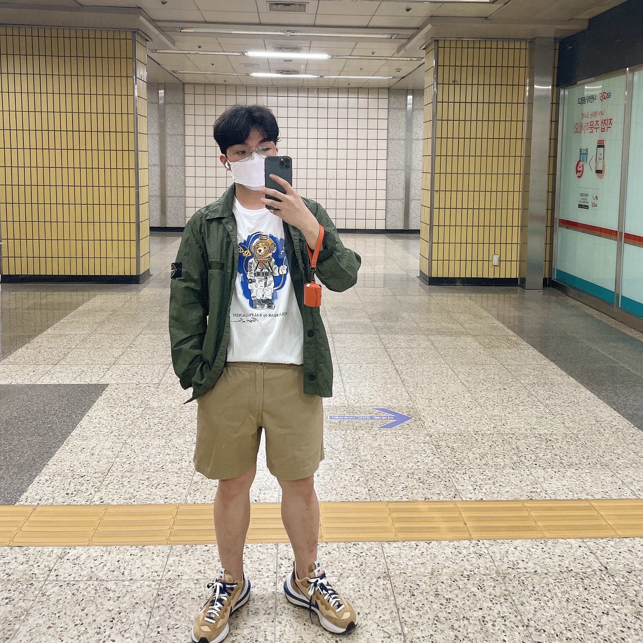 Nike x Sacai VaporWaffle Sesame and Blue Void 착용 스타일