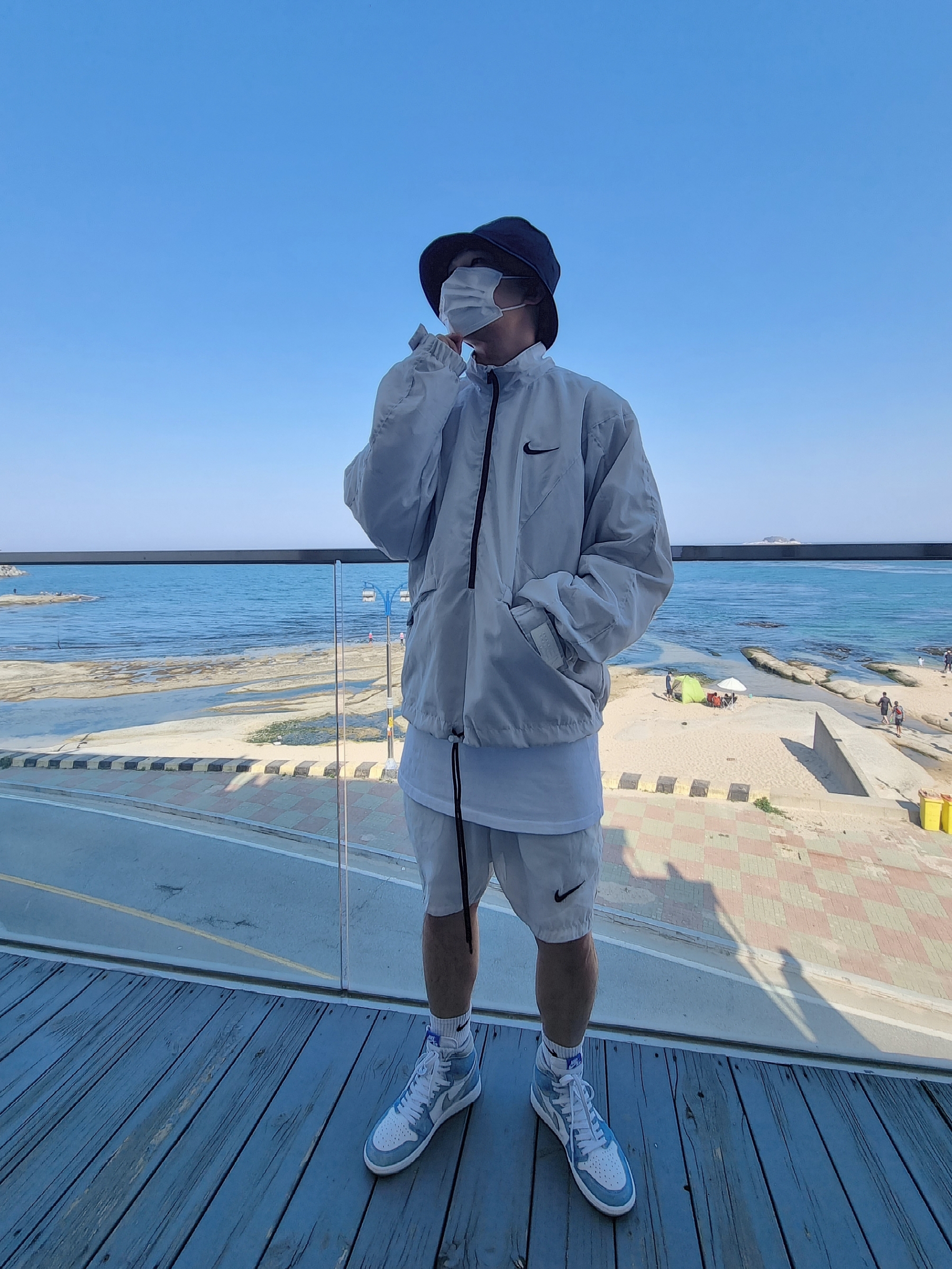 Nike x Fear of God NRG Half Zip Jacket Pure Platinum, Jordan 1 Retro High OG Hyper Royal 착용 스타일