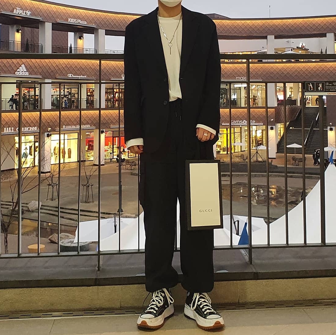 Converse Run Star Hike Hi Black White Gum 착용 스타일 - 1