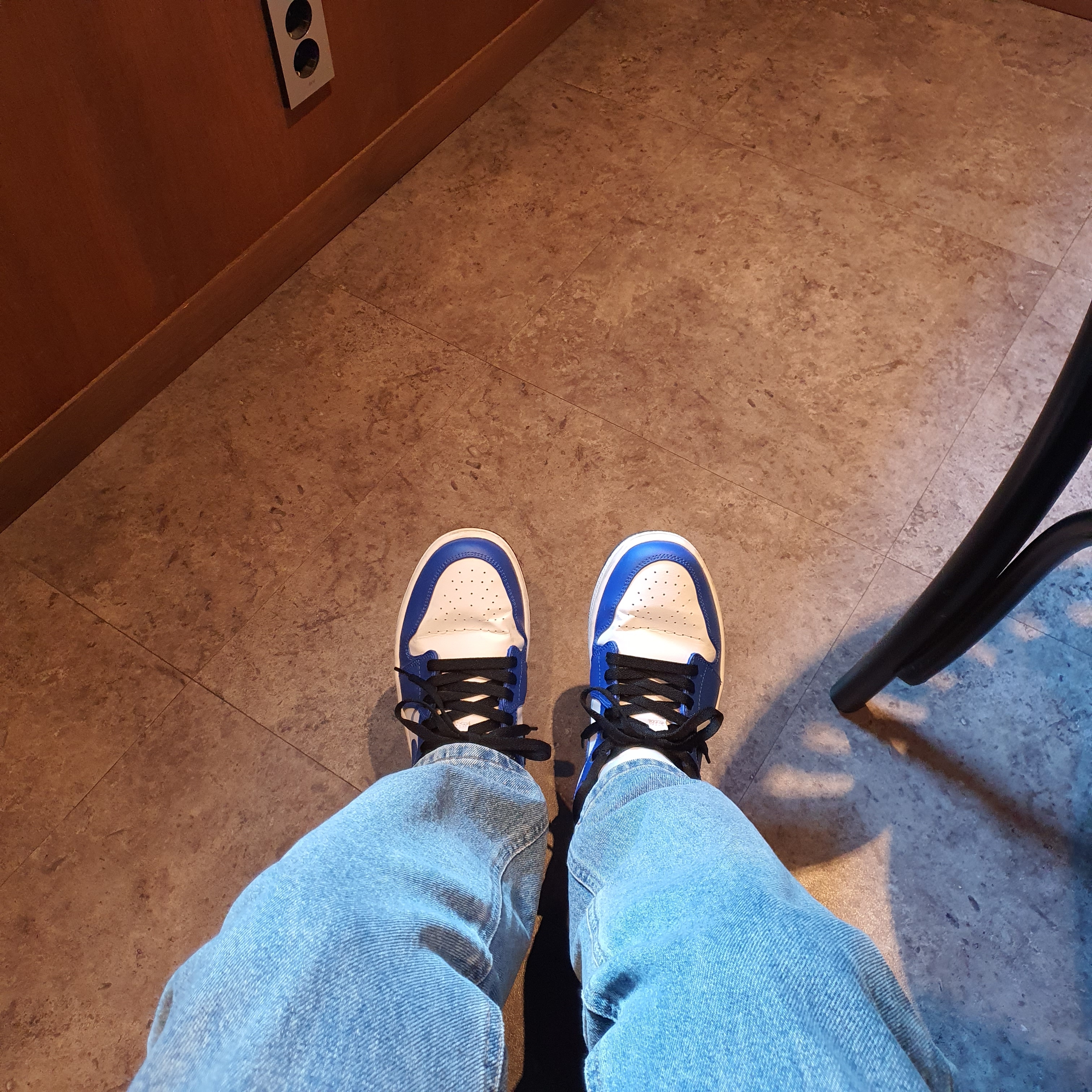 Jordan 1 Low Hyper Royal 착용 스타일 - 4