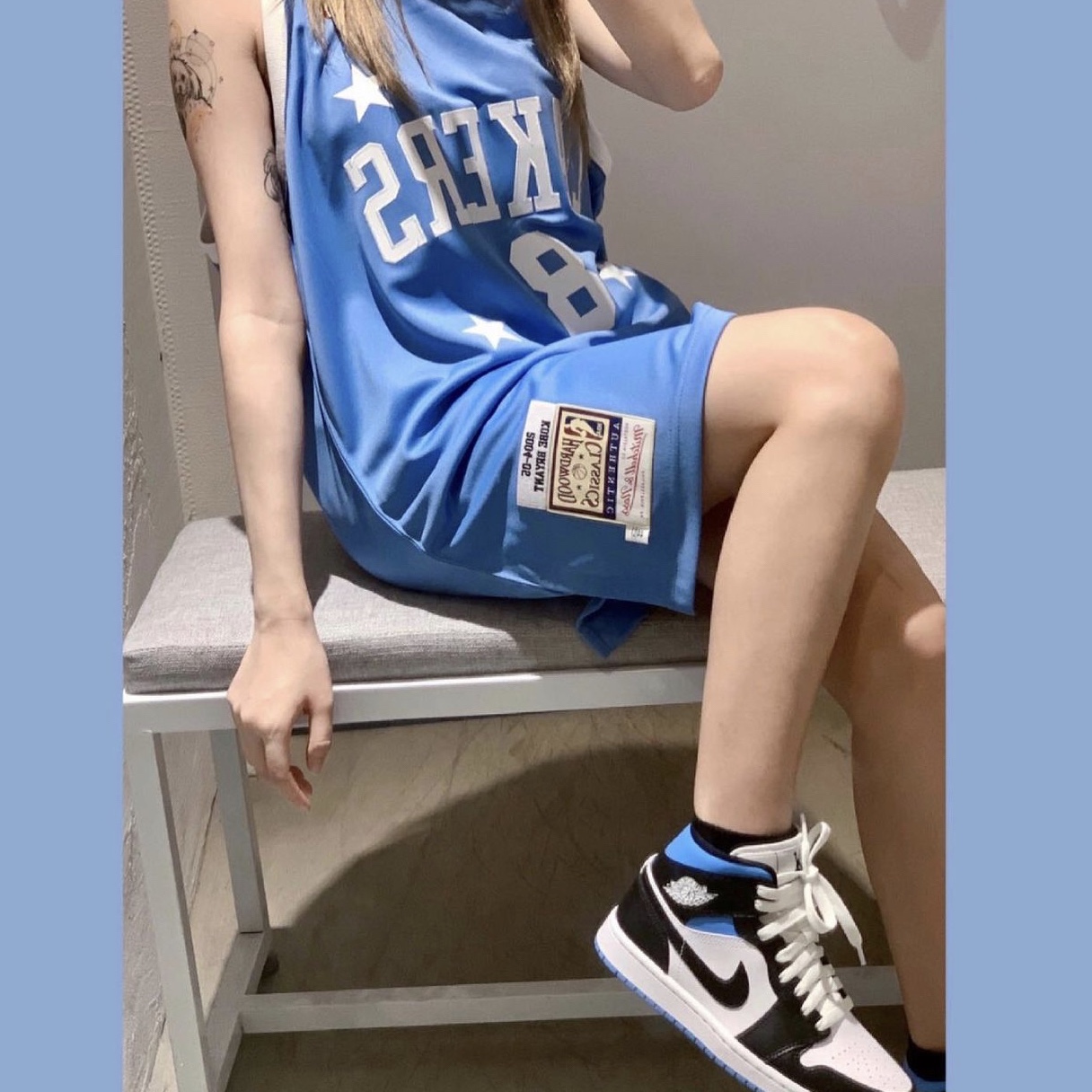 (W) Jordan 1 Mid White Black University Blue 착용 스타일 - 2