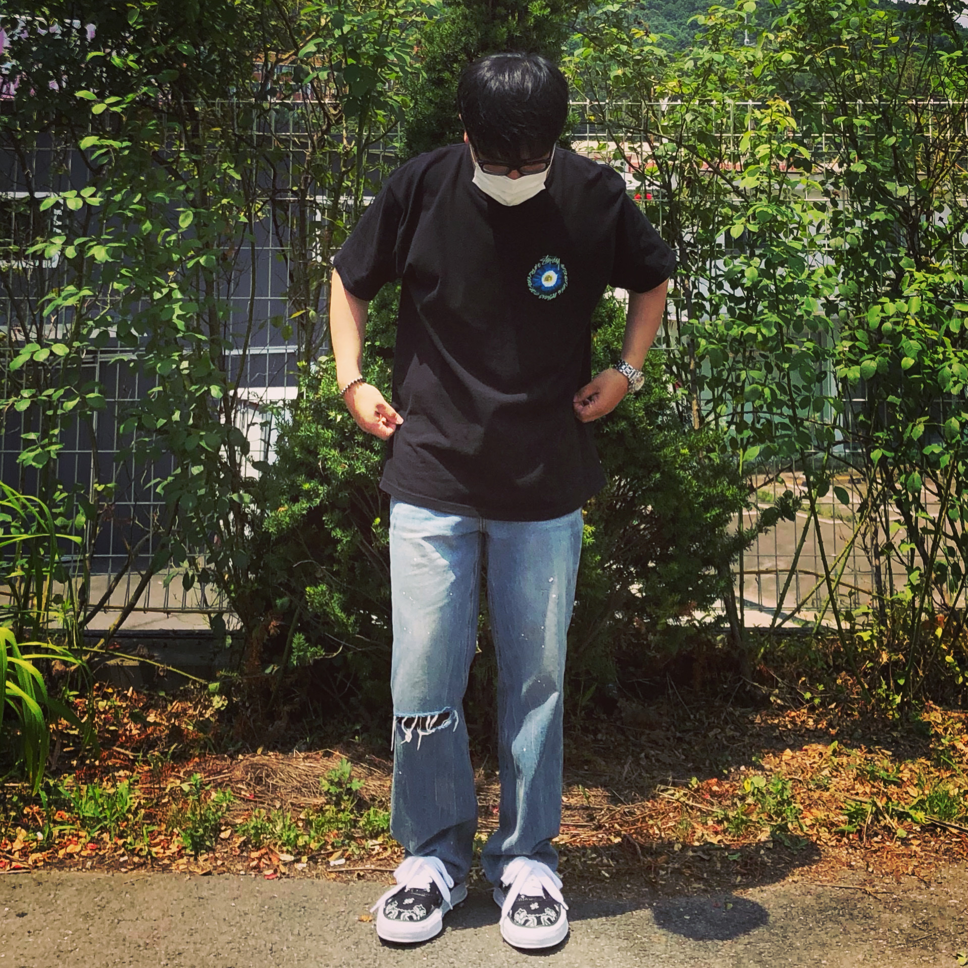 Maison Mihara Yasuhiro Baker OG Sole Bandana Low-top Sneakers Black, Stussy Cosmos T-Shirt Black 착용 스타일