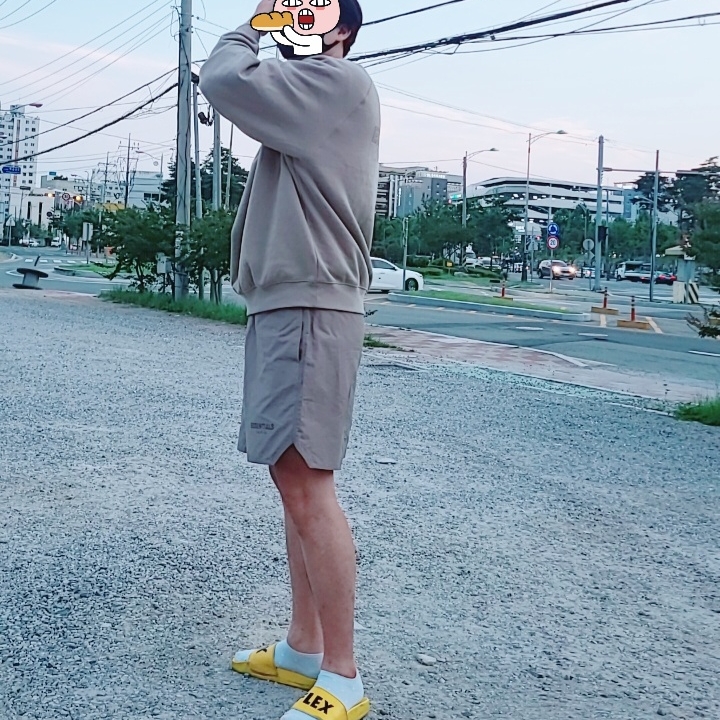 Essentials Volley Shorts Taupe - 21SS, Essentials Pull-Over Crewneck Sweatshirt Moss - 21SS 착용 스타일 - 1