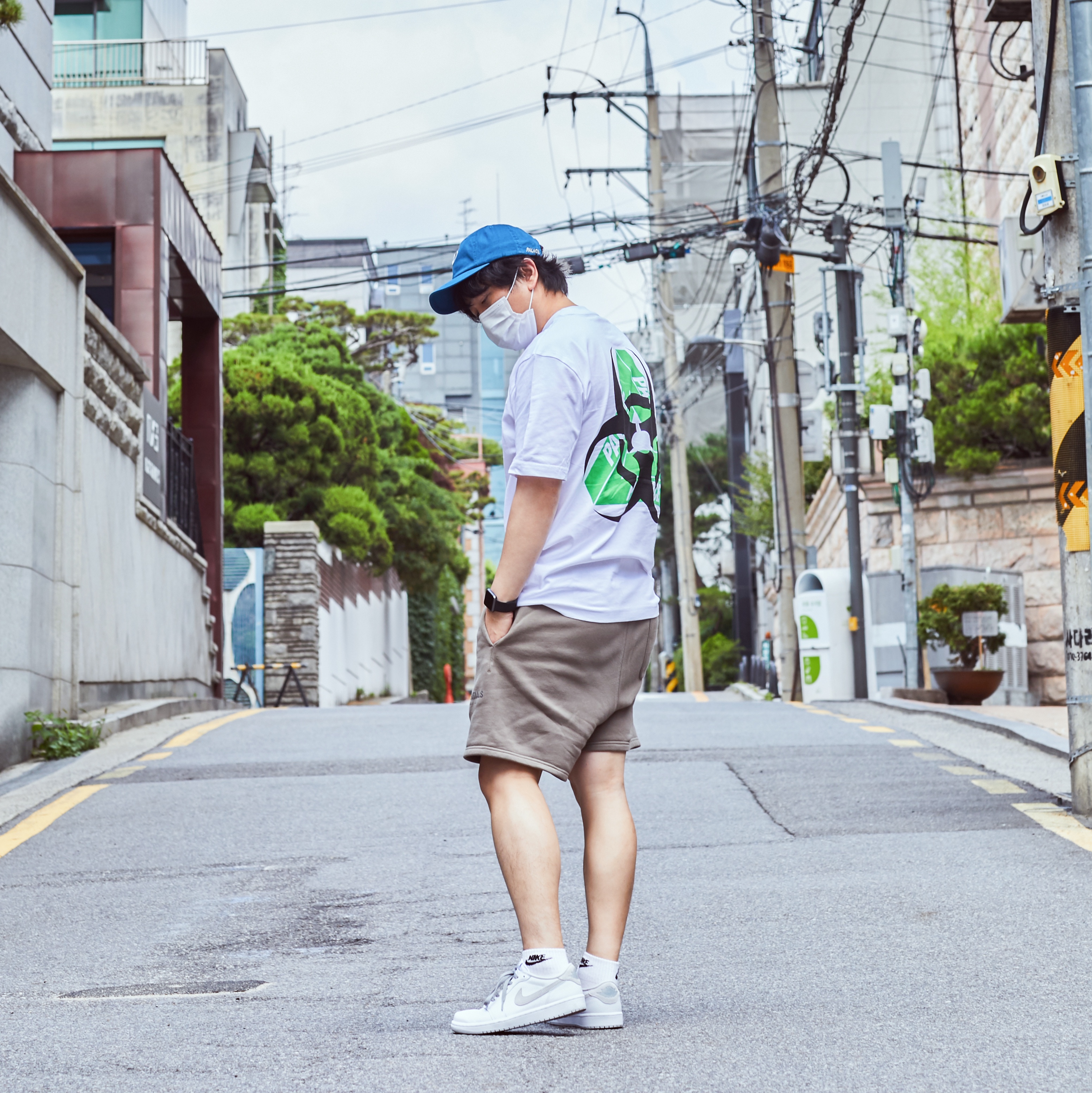 Jordan 1 Low OG Neutral Grey, Palace Bio Hazard T-Shirt White - 21SS 착용 스타일