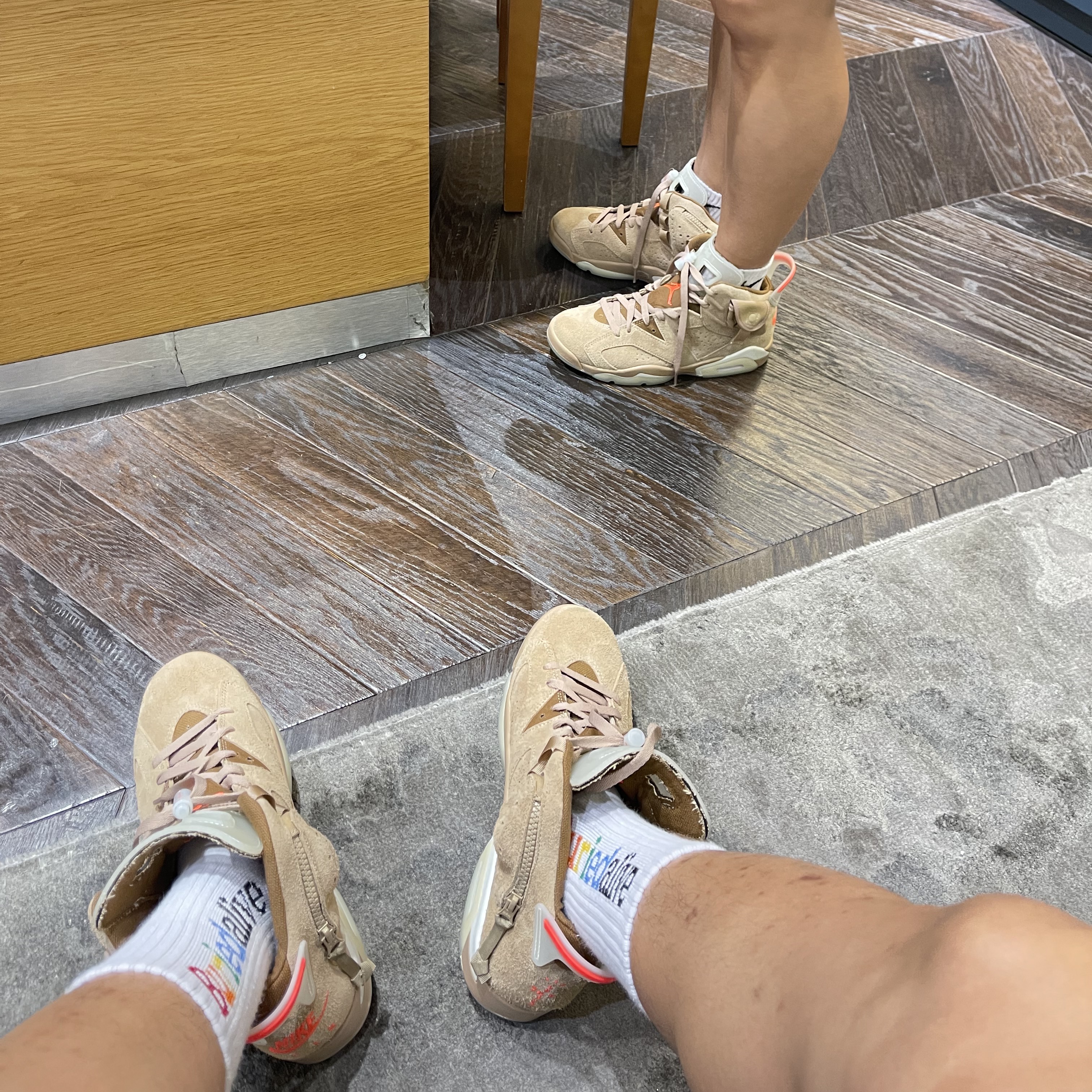 Jordan 6 x Travis Scott Retro SP British Khaki 착용 스타일 - 2