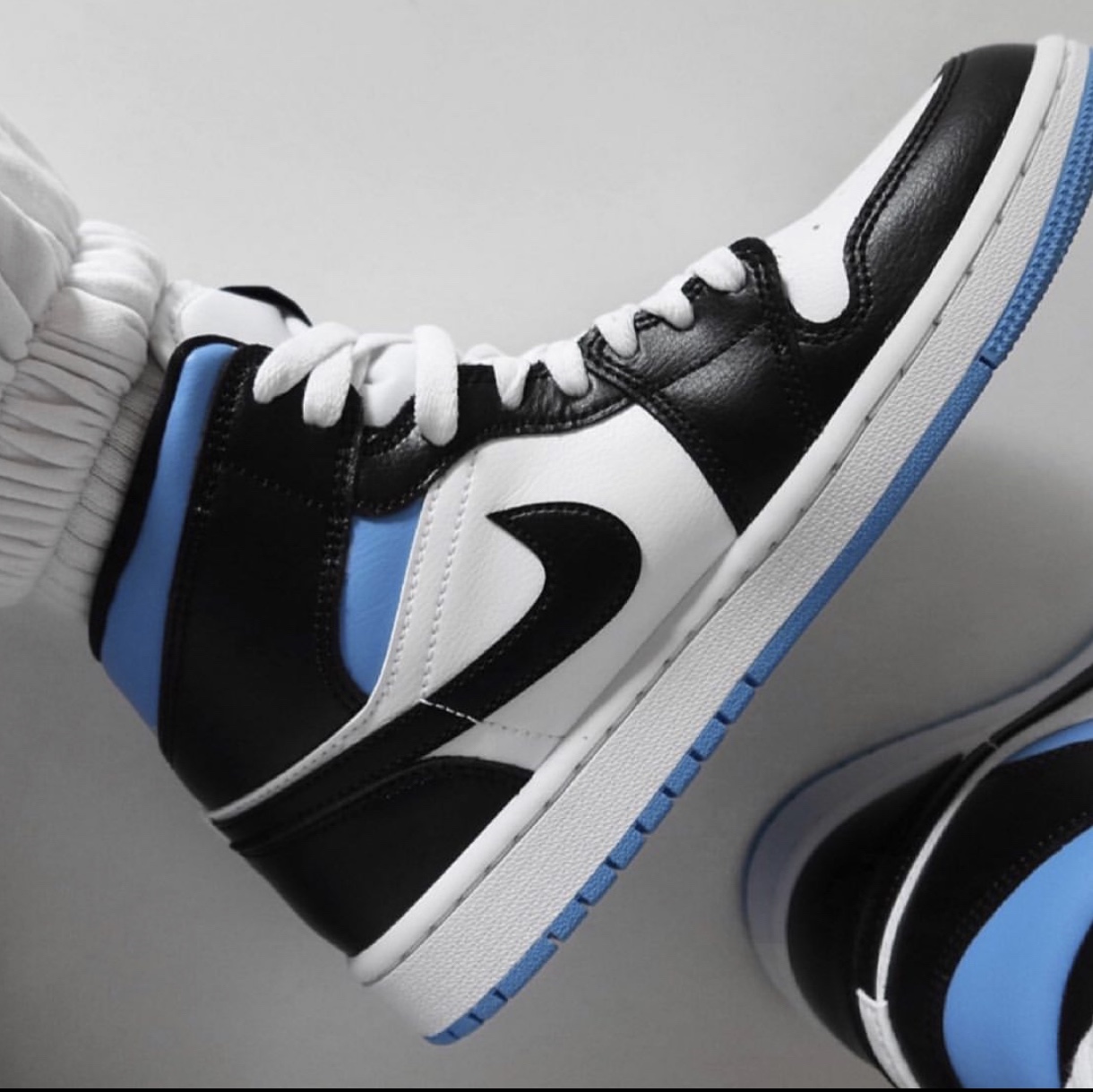 (W) Jordan 1 Mid White Black University Blue 착용 스타일 - 3