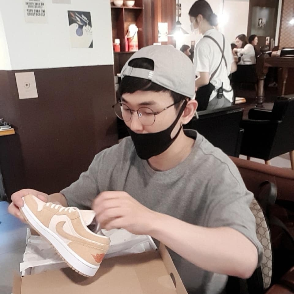 Jordan 6 x Travis Scott Retro SP British Khaki, Jordan 1 Retro High OG Shadow 2.0 착용 스타일 - 2