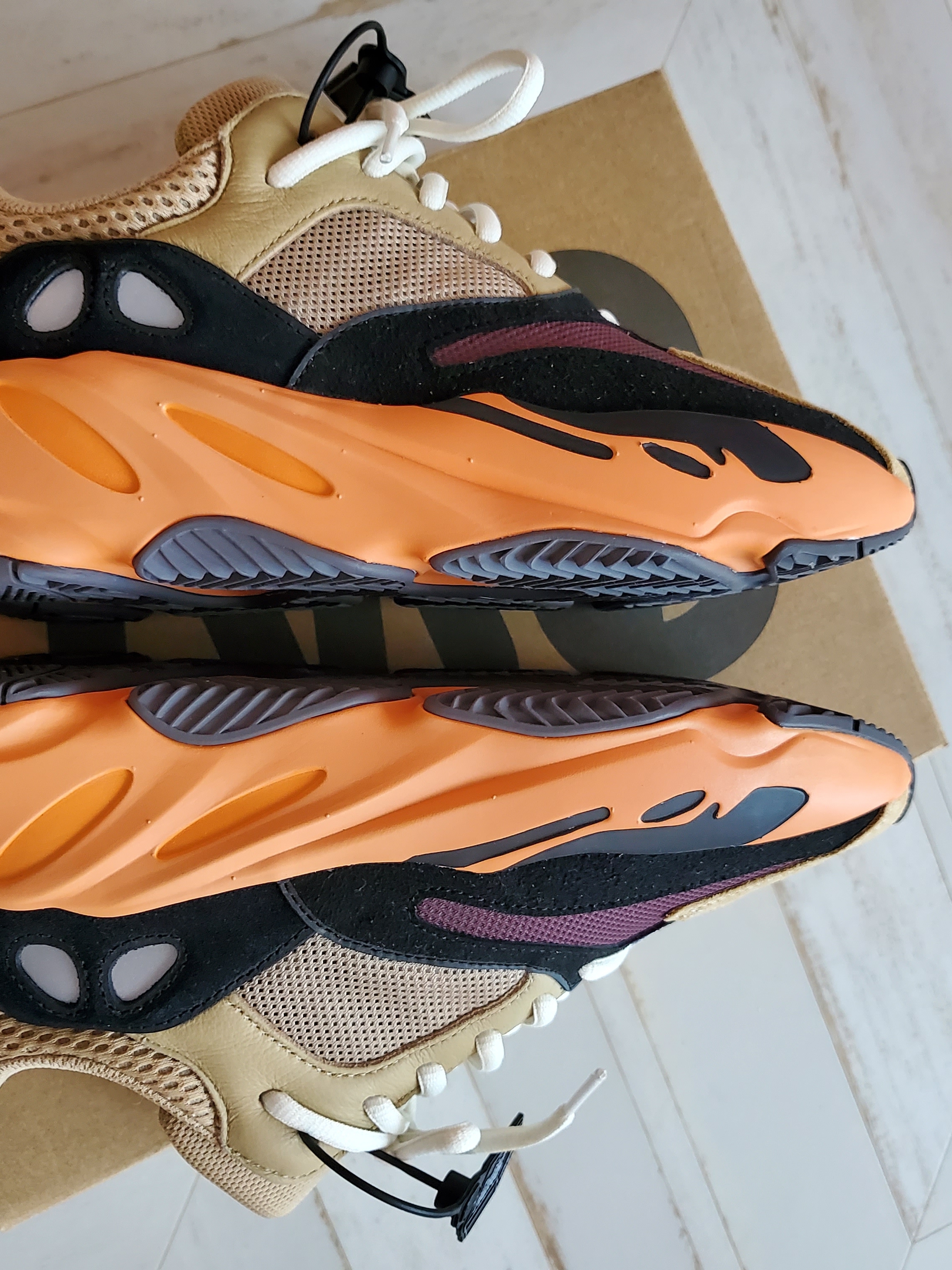 Adidas Yeezy Boost 700 Enflame Amber, Nike ACG SSNL Bucket Clay Green 착용 스타일 - 3