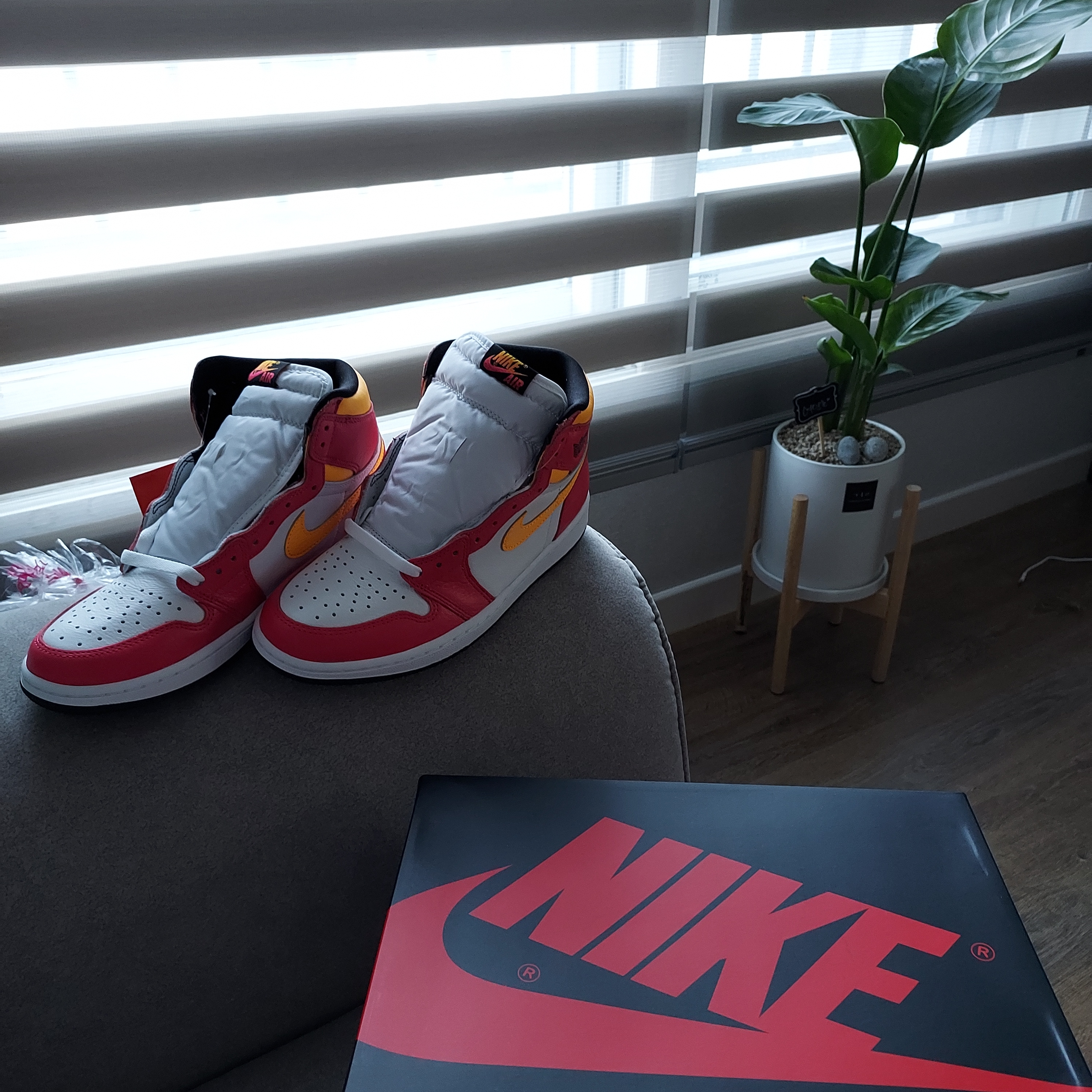Jordan 1 Retro High OG Light Fusion Red 착용 스타일