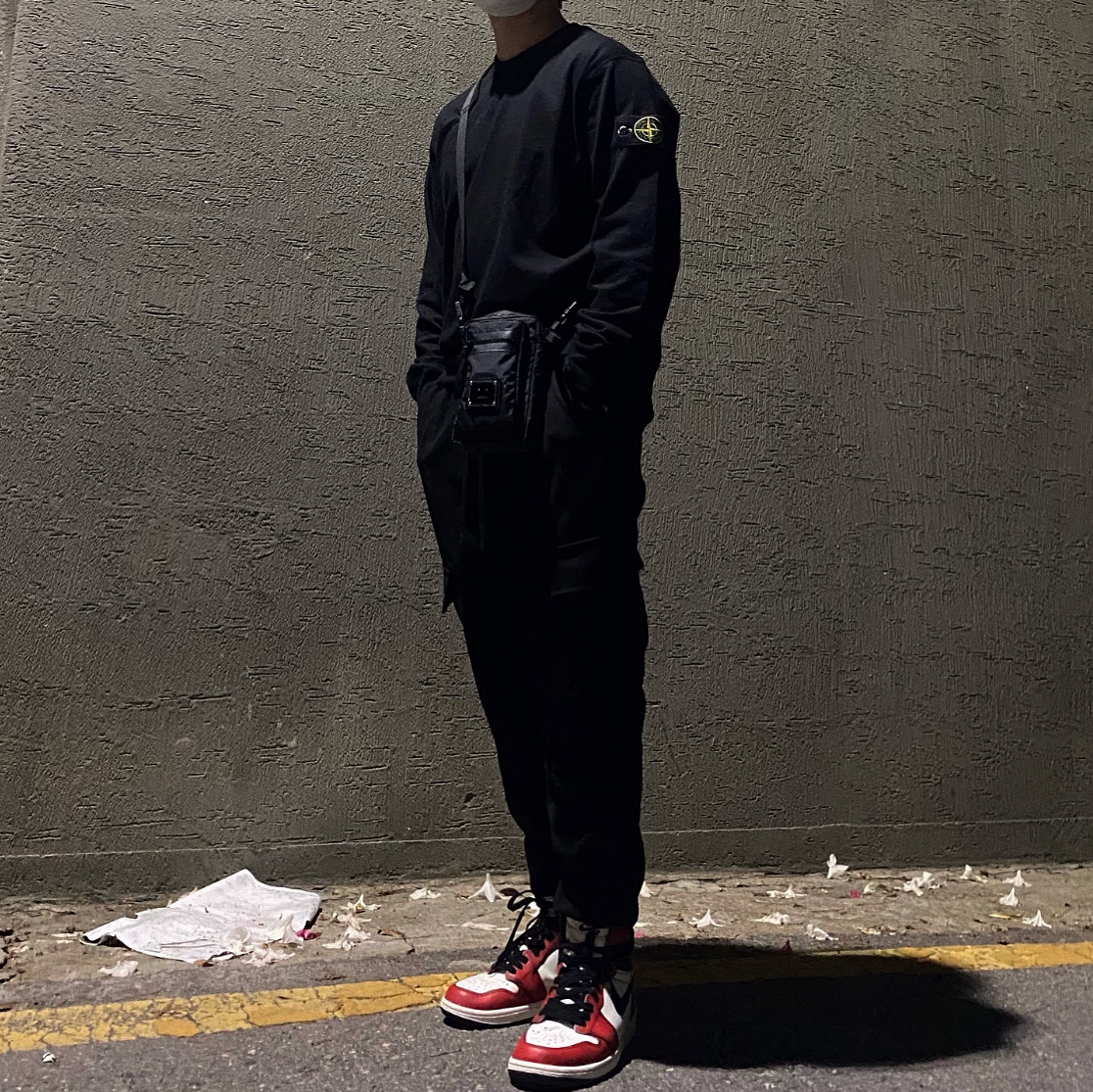 Jordan 1 Retro High OG Defiant SB LA to Chicago, Stone Island 63051 Crewneck Sweatshirt Black - 21SS 착용 스타일 - 1