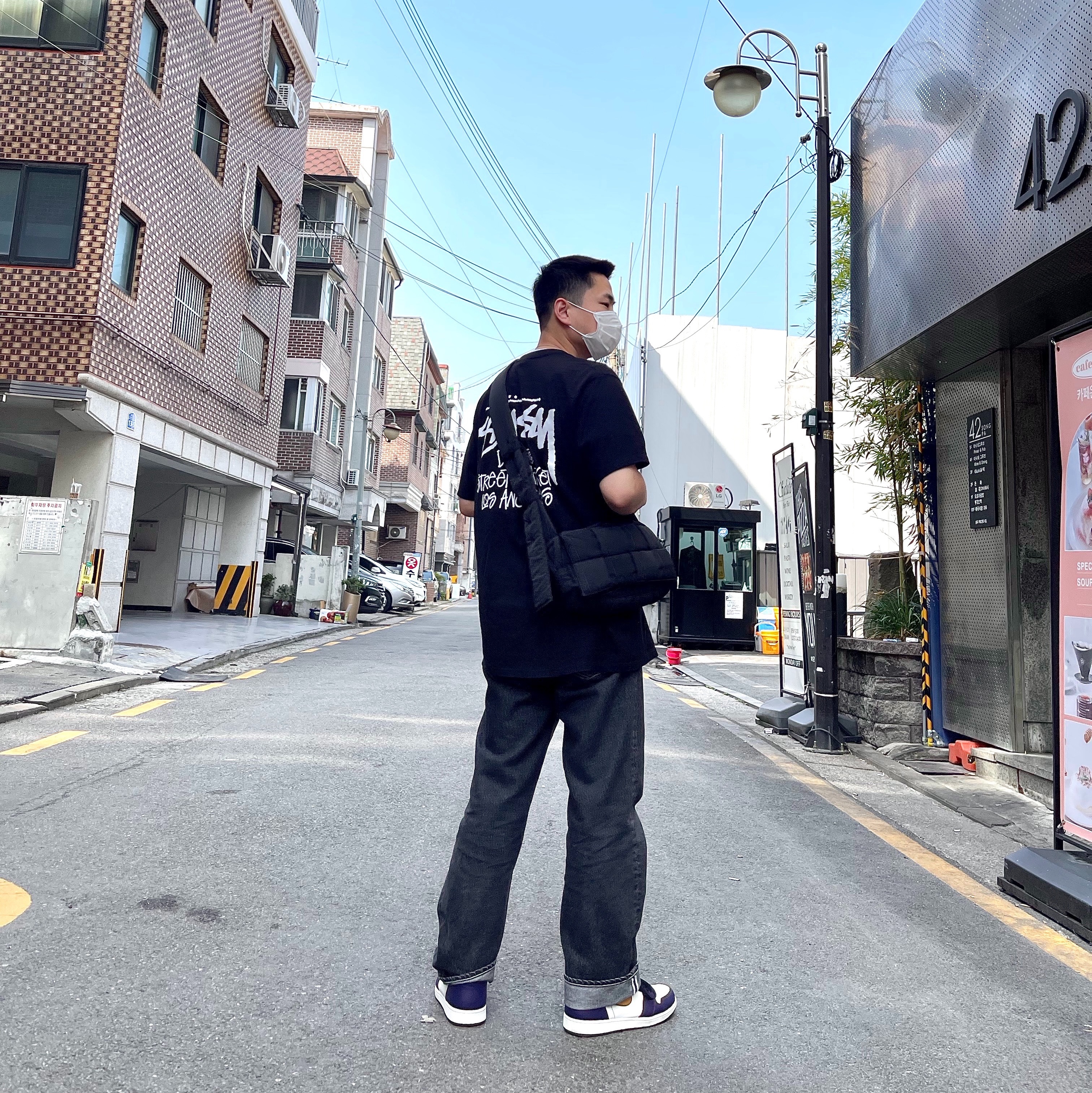 Stussy Stock DSM Los Angeles T-Shirt Black, Jordan 1 Retro High OG Defiant SB LA to Chicago 착용 스타일