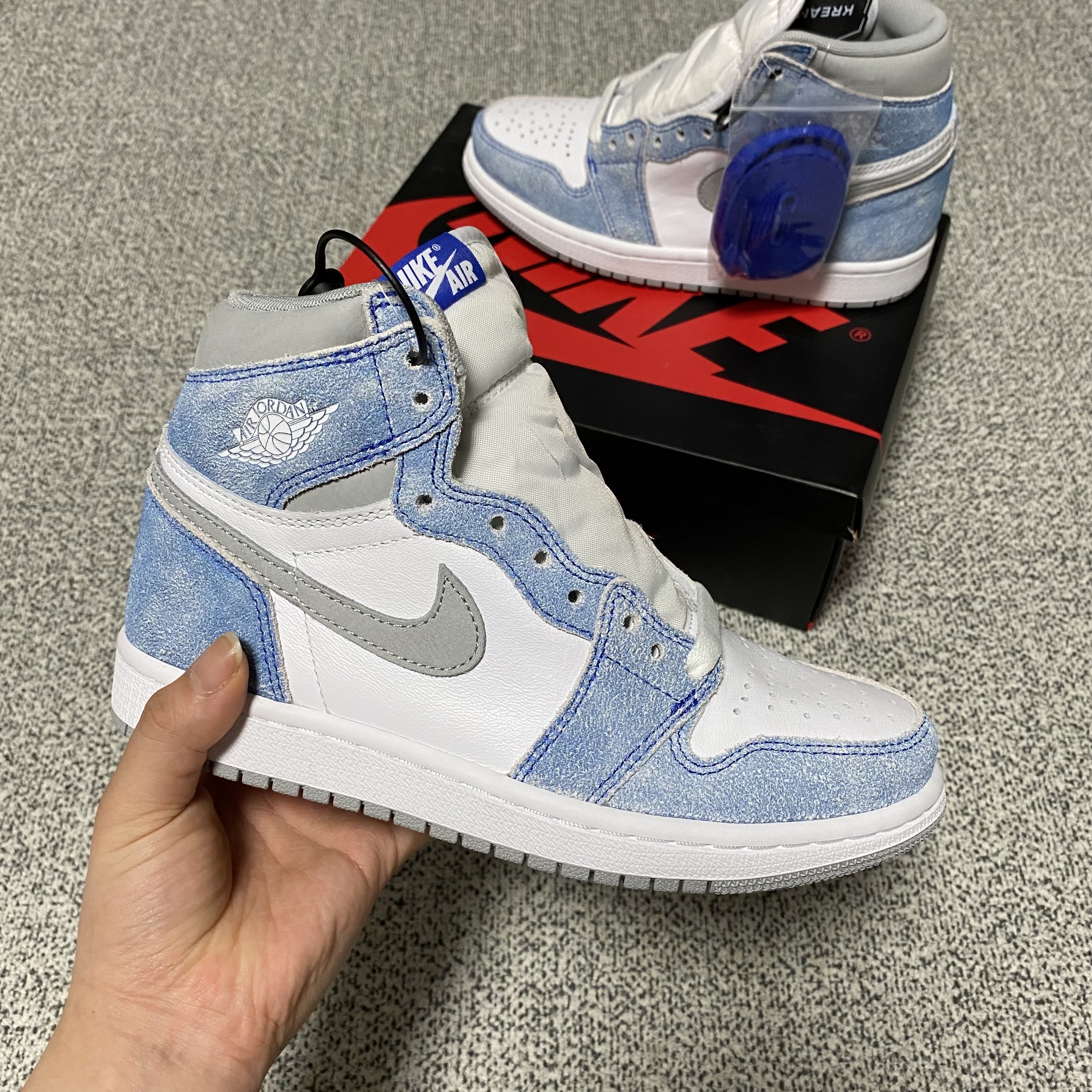 Jordan 1 Retro High OG Hyper Royal 착용 스타일 - 1