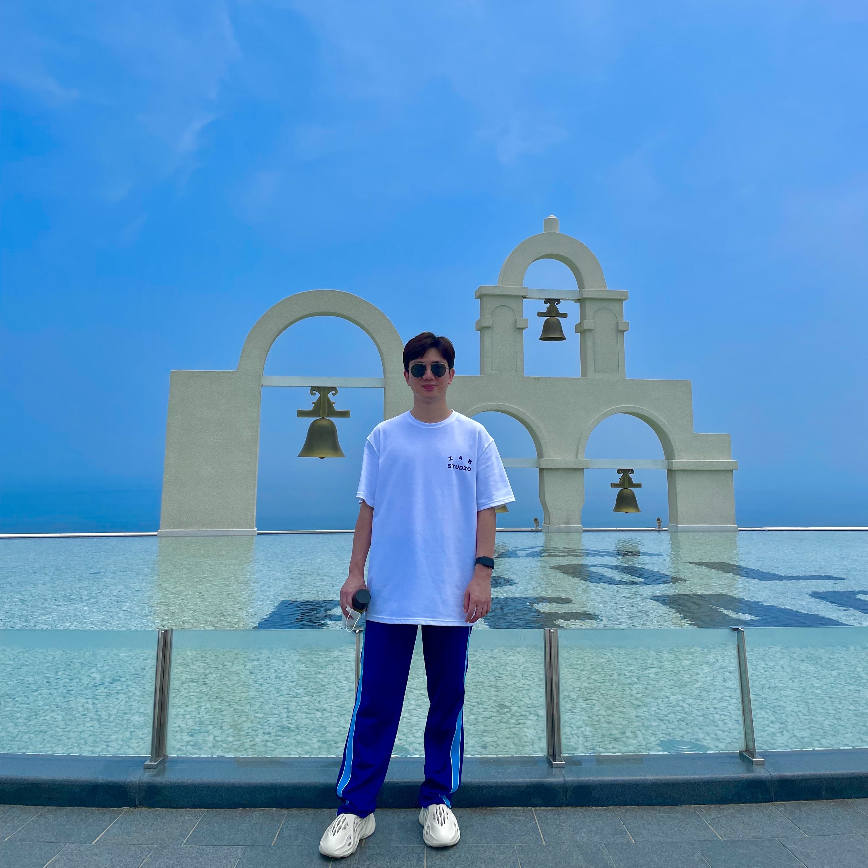 IAB Studio T-Shirt White, IAB Studio Track Pants Navy - 21SS 착용 스타일