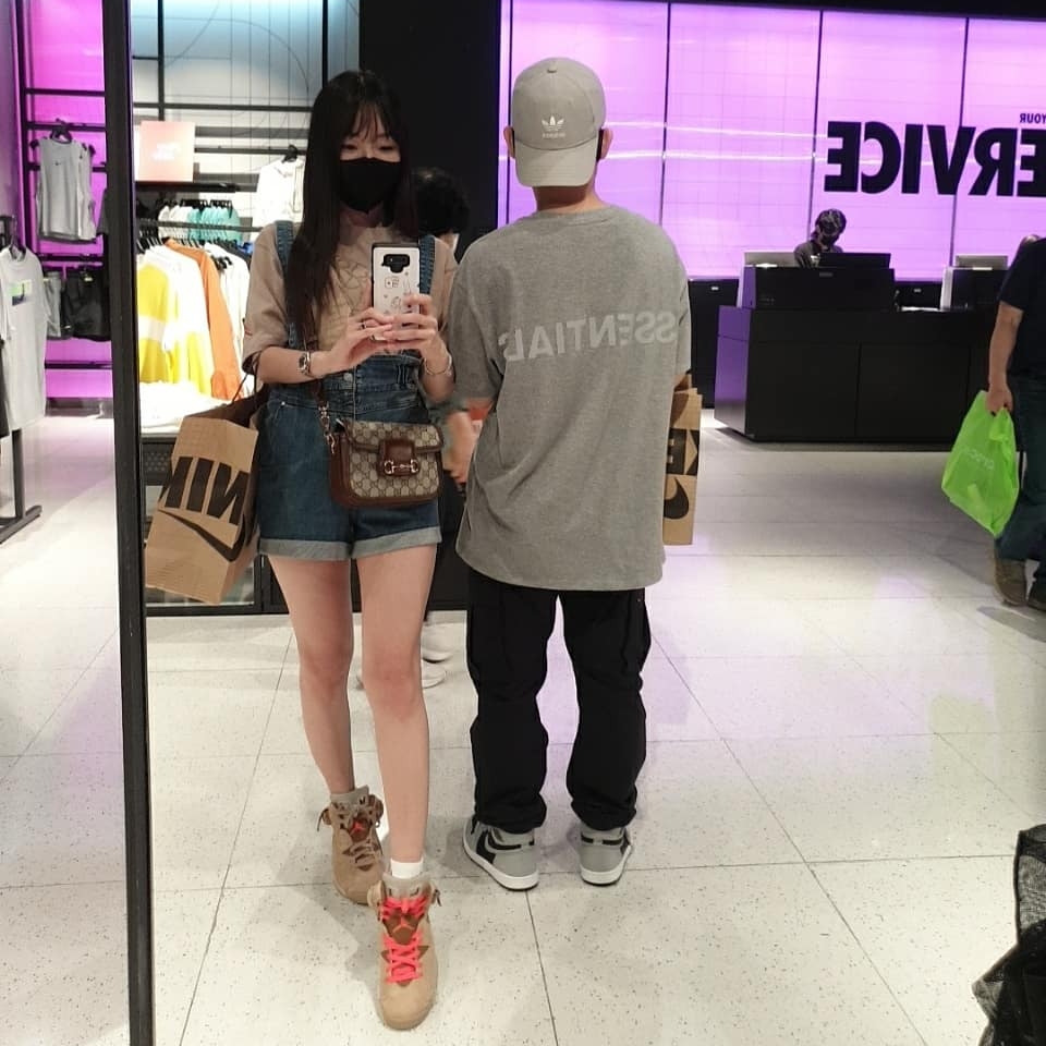 Jordan 6 x Travis Scott Retro SP British Khaki, Jordan 1 Retro High OG Shadow 2.0 착용 스타일 - 1