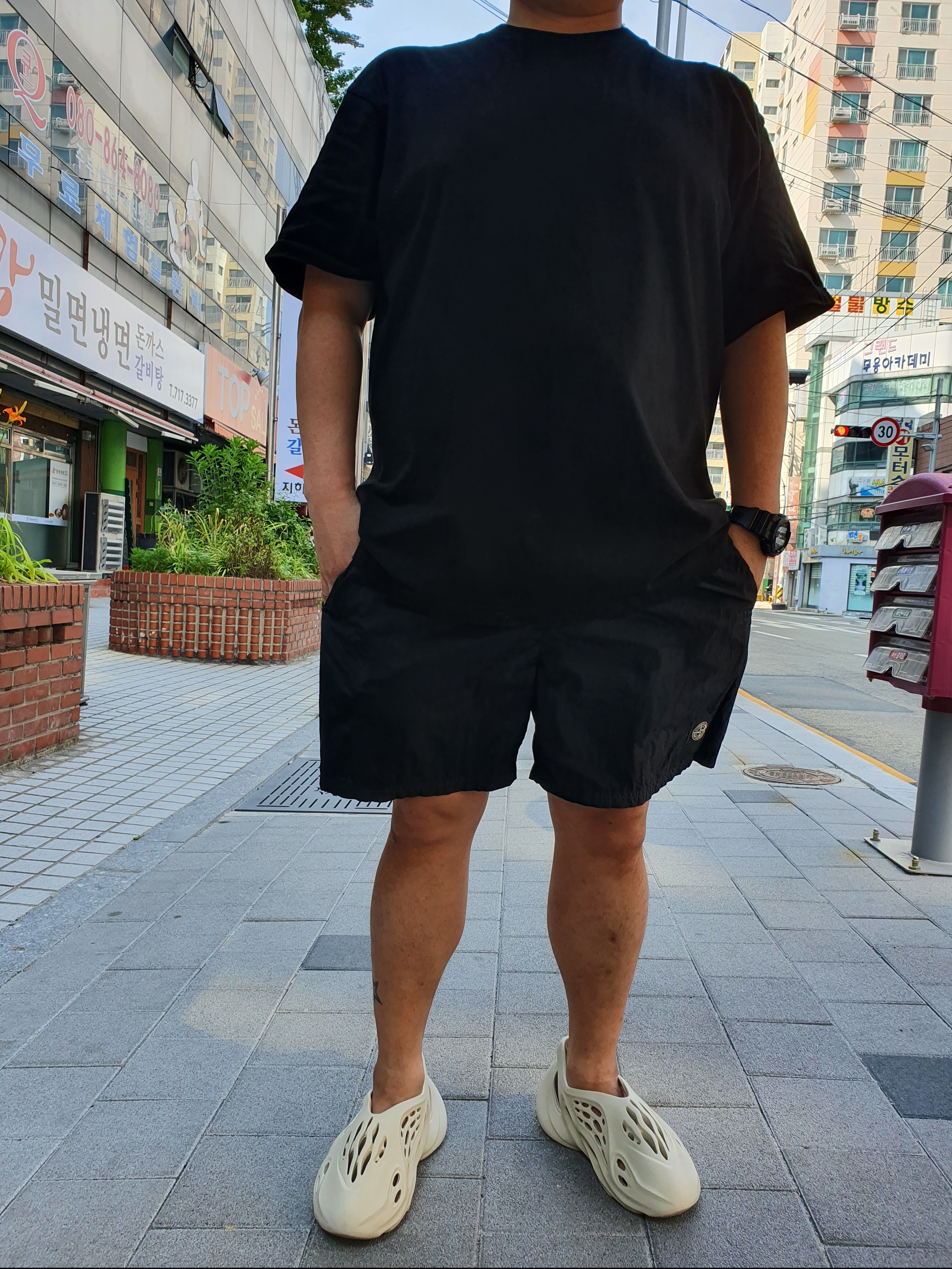 Adidas Yeezy Foam RNNR Sand, Stone Island B0943 Nylon Metal Swimming Trunk Black - 21SS 착용 스타일 - 1