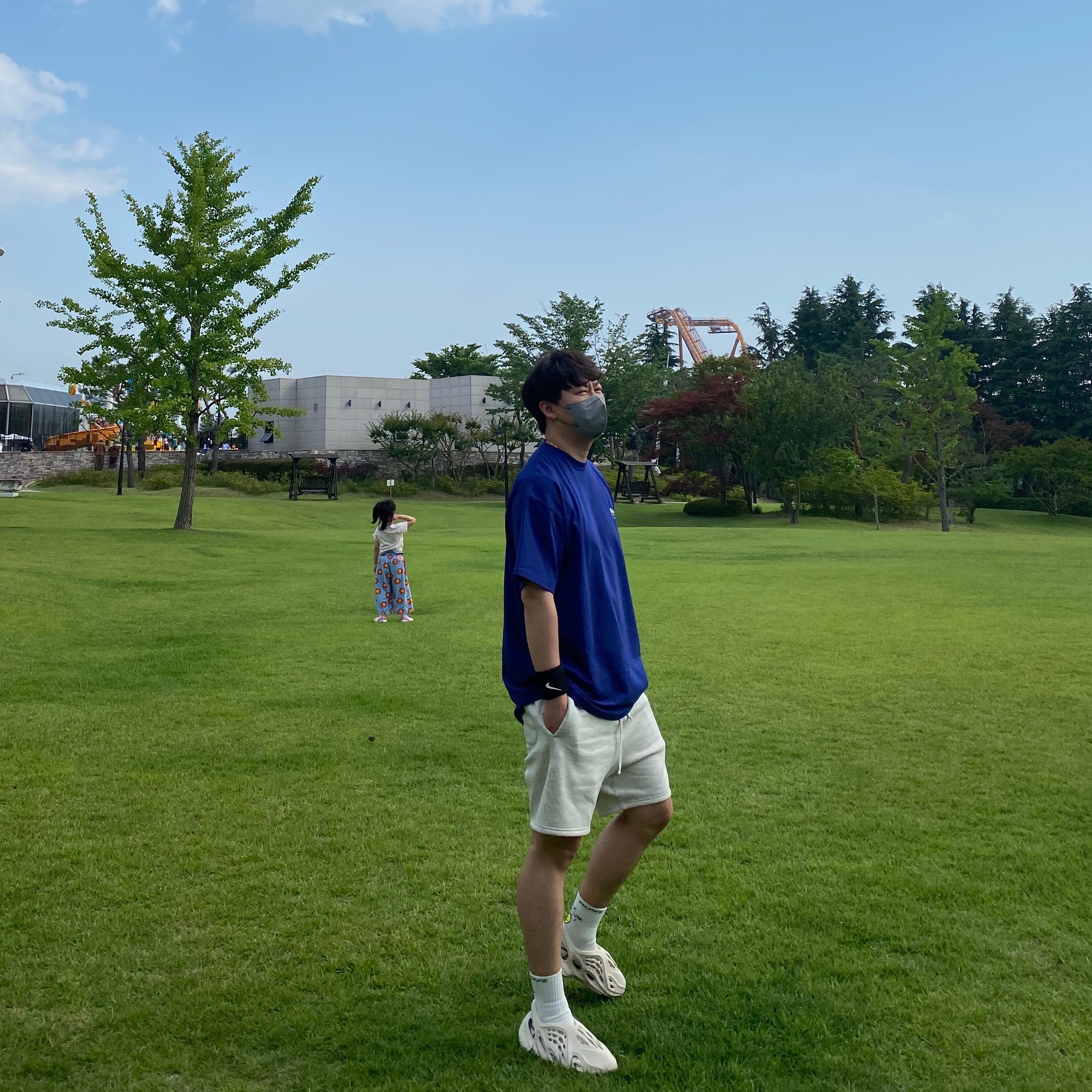 Essentials Sweatshorts Cream - 21SS, Adidas Yeezy Foam RNNR Sand 착용 스타일