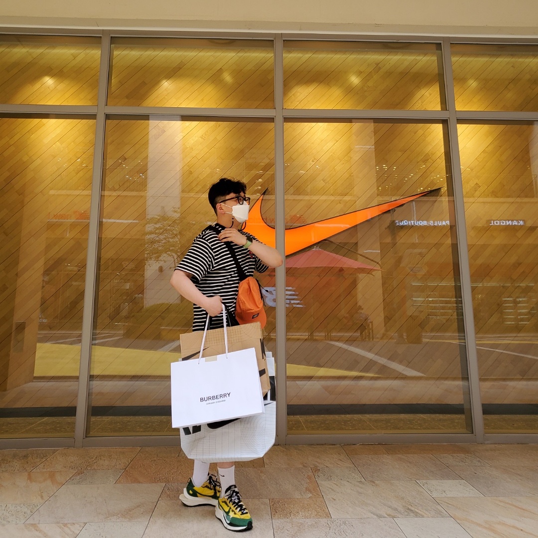 Nike x Sacai VaporWaffle Tour Yellow & Gorge Green Sail 착용 스타일