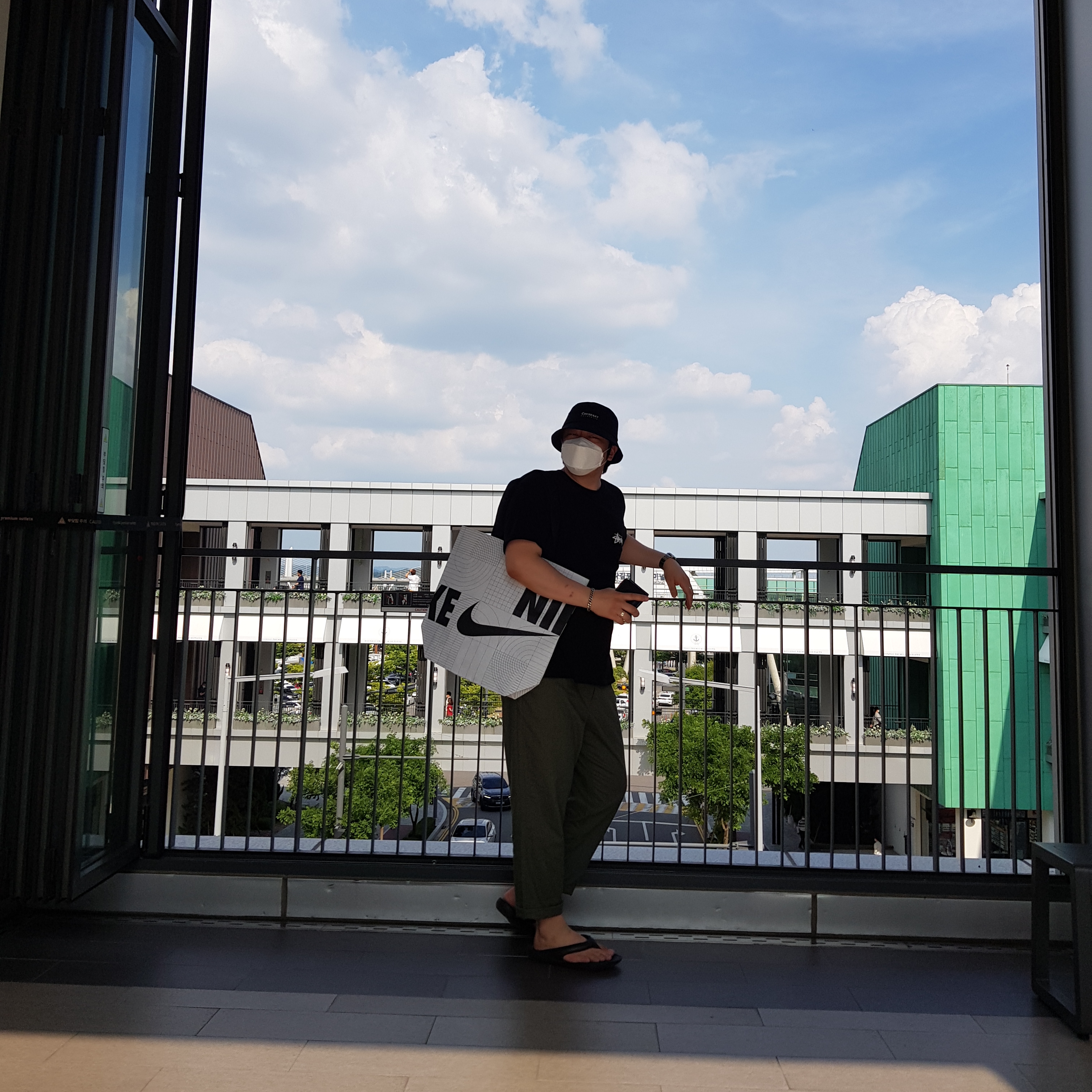 New Balance x Taw&Toe Flip Flop Black, Stussy Reflection T-Shirt Black 착용 스타일 - 1