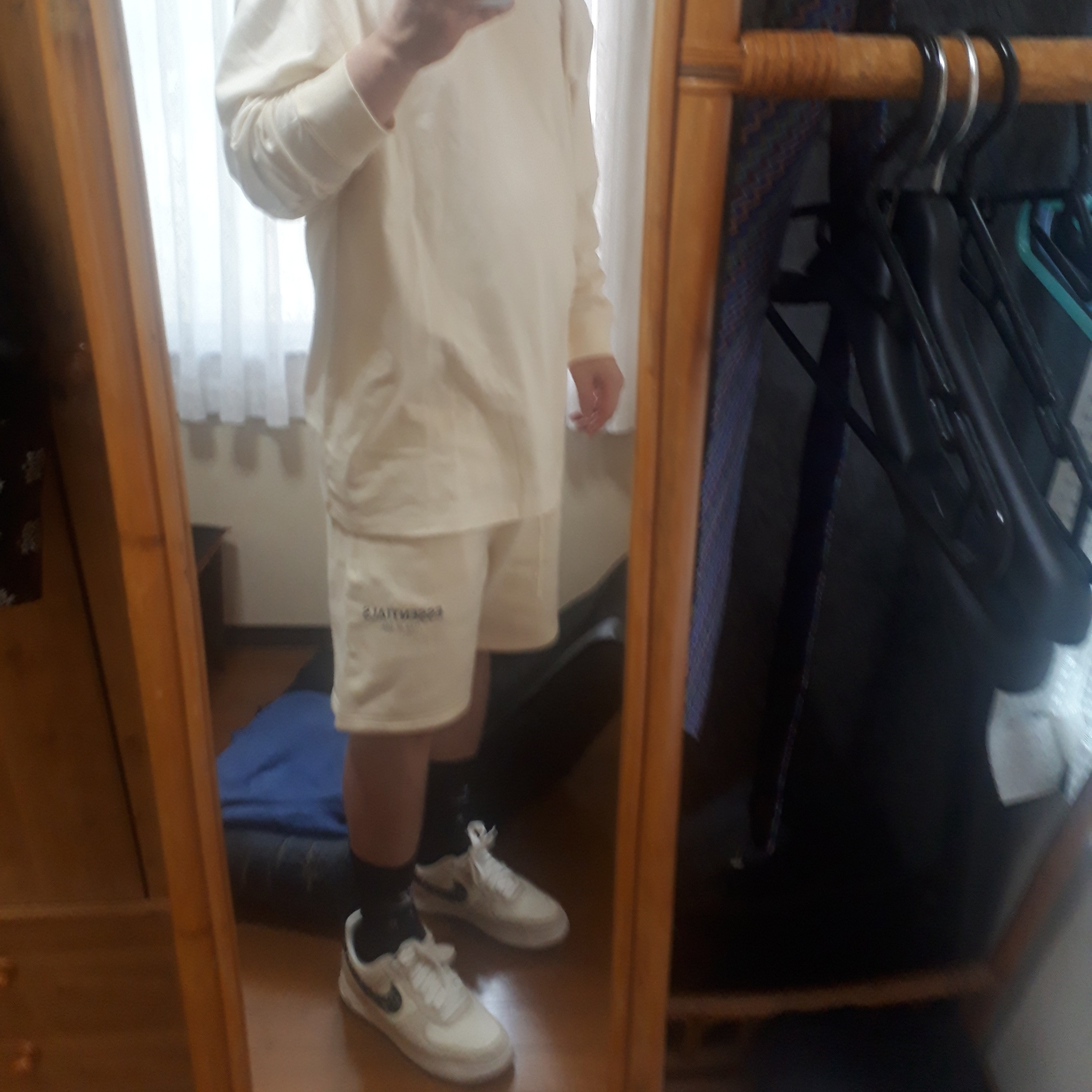 Essentials Sweatshorts Cream - 21SS, Essentials Long Sleeve T-Shirt Cream - 21SS 착용 스타일
