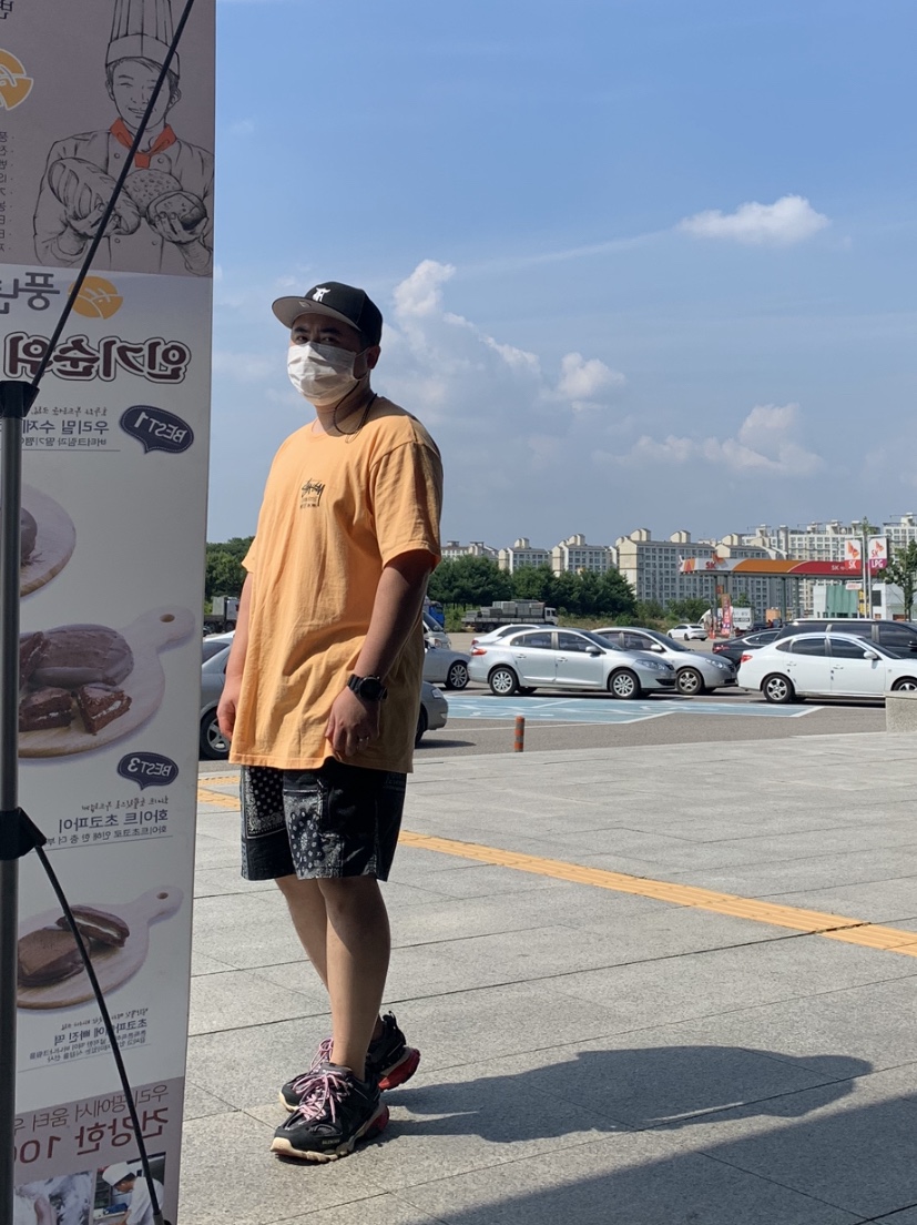 Stussy Stock DSM London T-Shirt Peach 2021, (W) Balenciaga Track Sneakers Black Red 2019 착용 스타일
