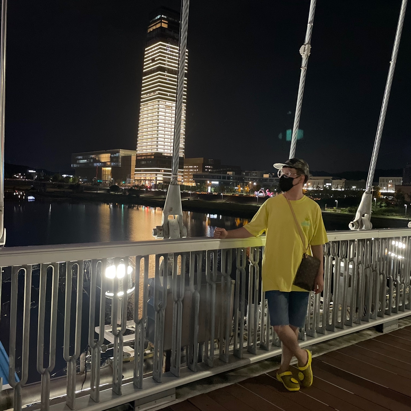 Crocs x Smiley Classic Translucent Clog 착용 스타일