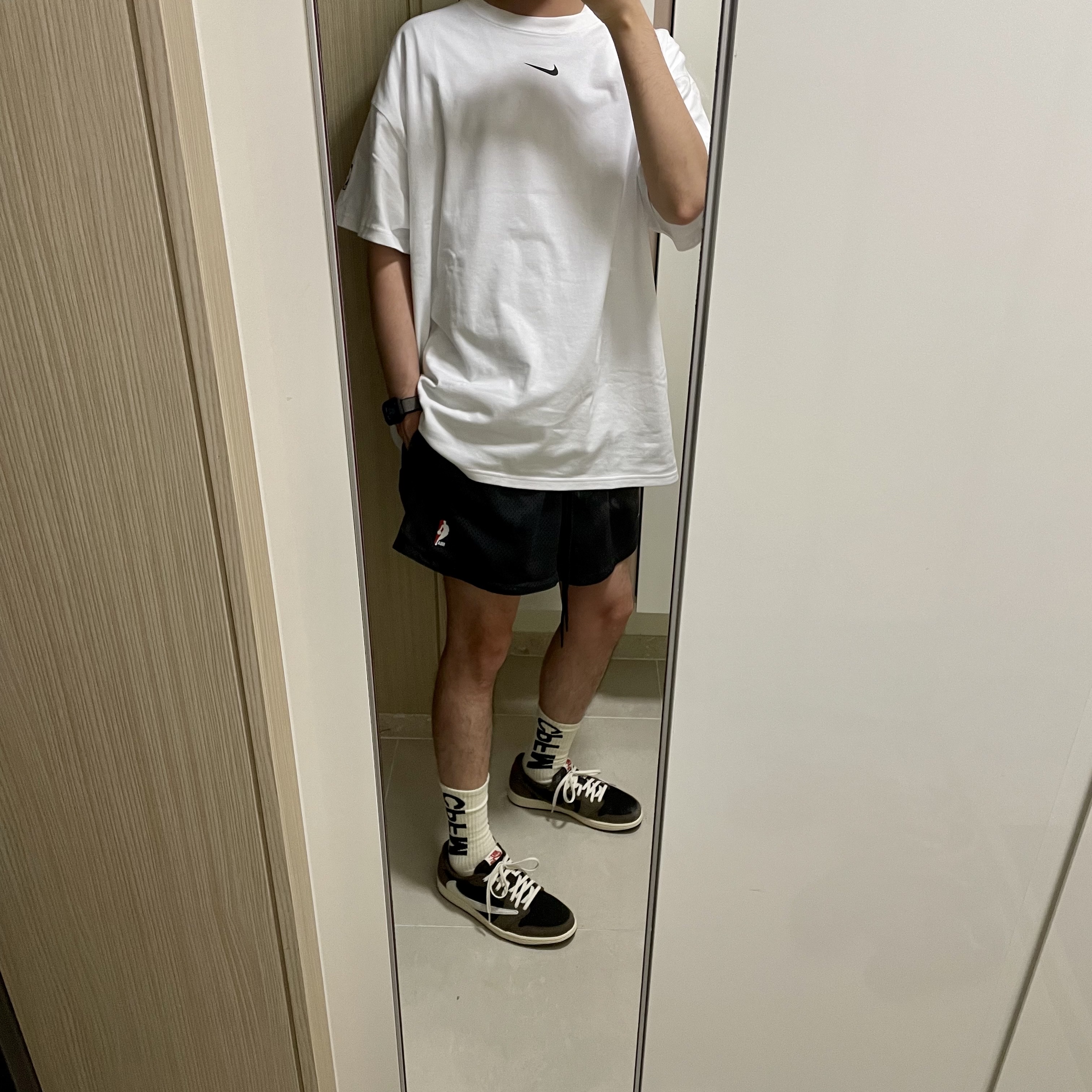 Nike x Fear of God Basketball Shorts Off Noir, Jordan 1 x Travis Scott Retro Low OG SP Mocha 착용 스타일