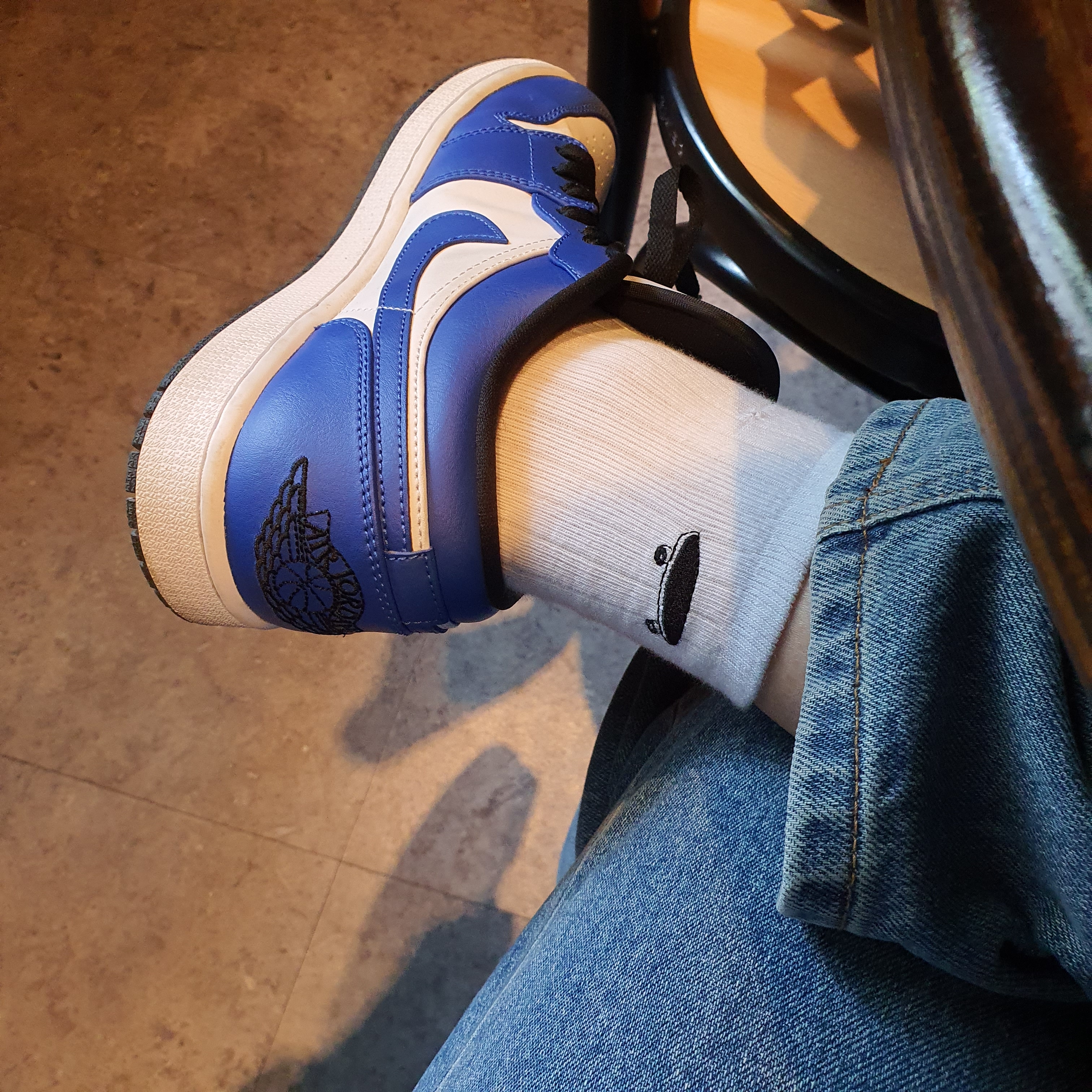 Jordan 1 Low Hyper Royal 착용 스타일 - 3