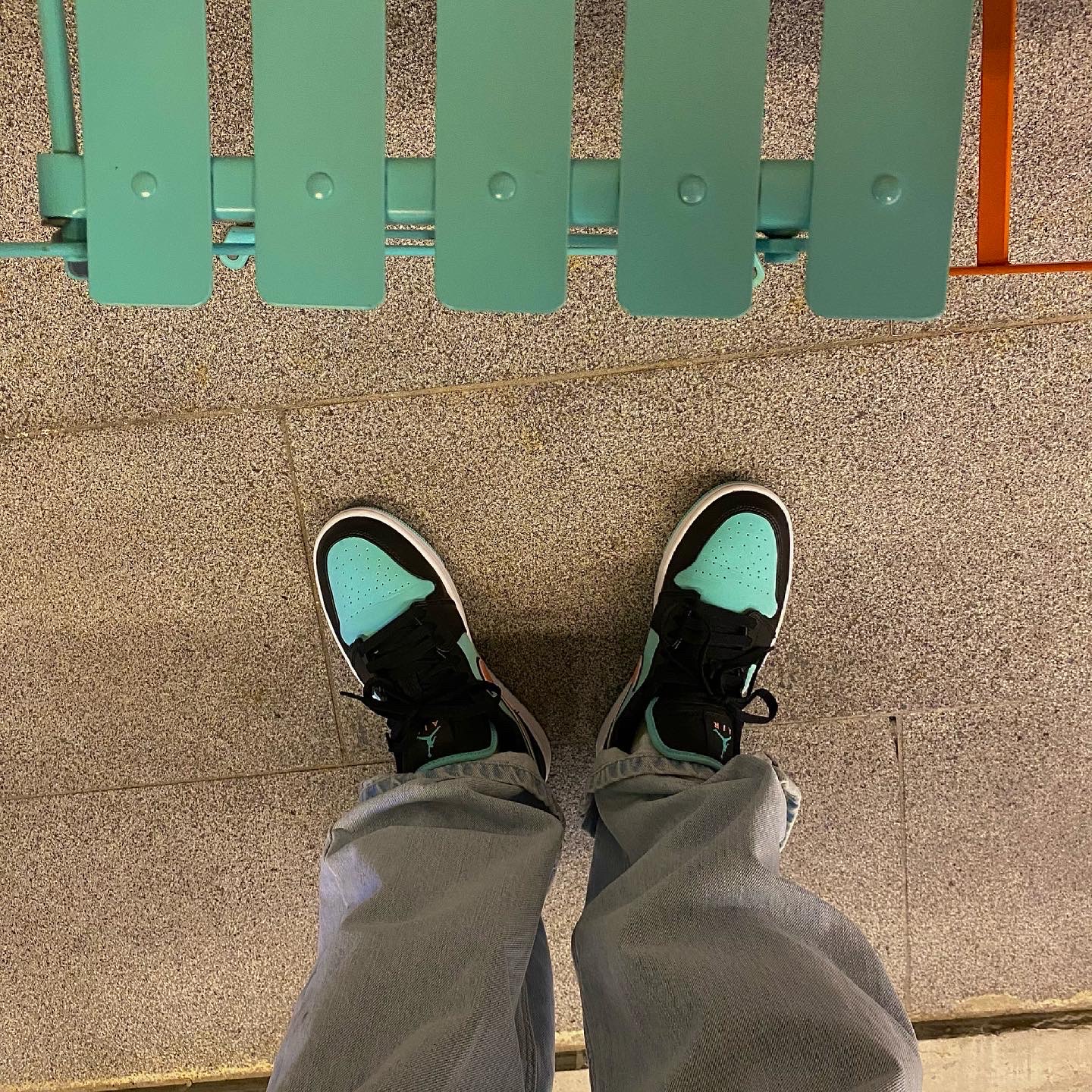 Jordan 1 Low SE Tropical Twist 착용 스타일 - 1