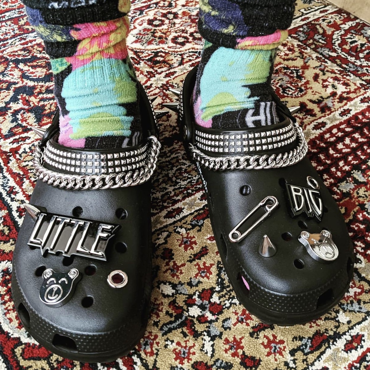 Crocs x Little Big Classic Clog Black 착용 스타일 - 4