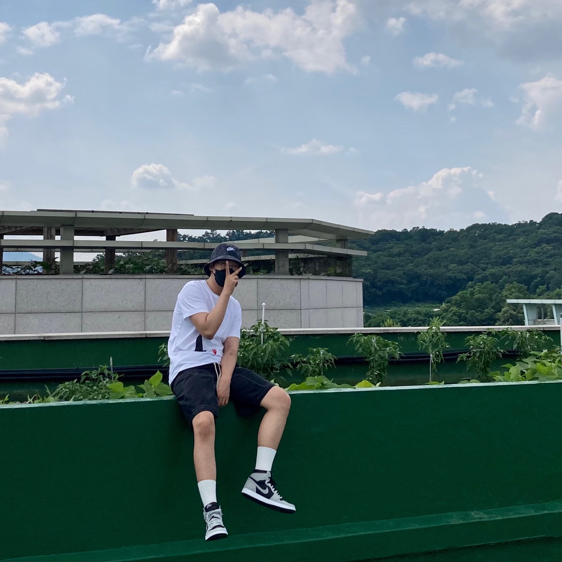 Play Comme des Garcons x Nike T-Shirt White, Jordan 1 Retro High OG Shadow 2.0 착용 스타일