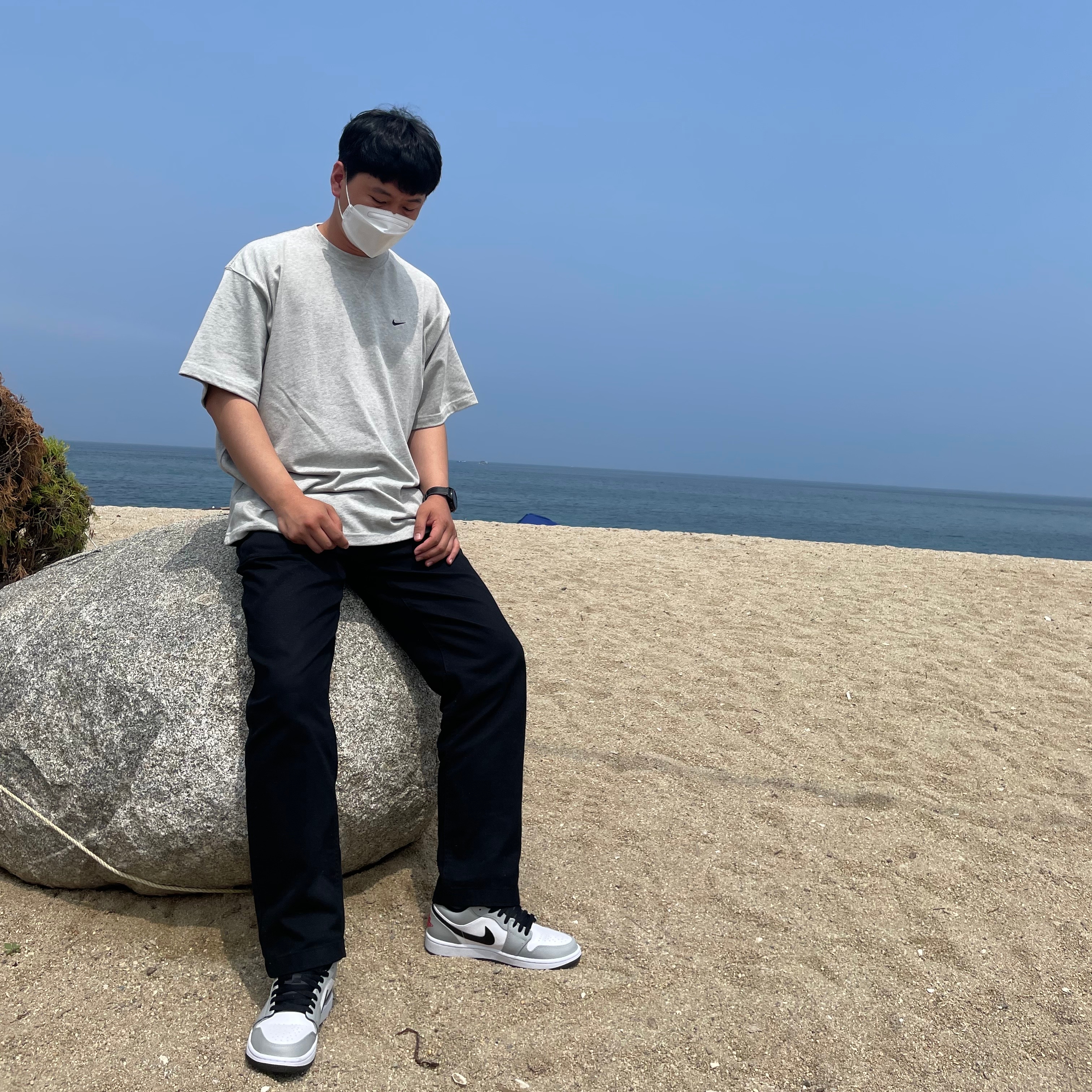 Jordan 1 Low Light Smoke Grey, Nike x Kim Jones Oversized T-Shirt Grey Heather - US/EU 착용 스타일 - 1