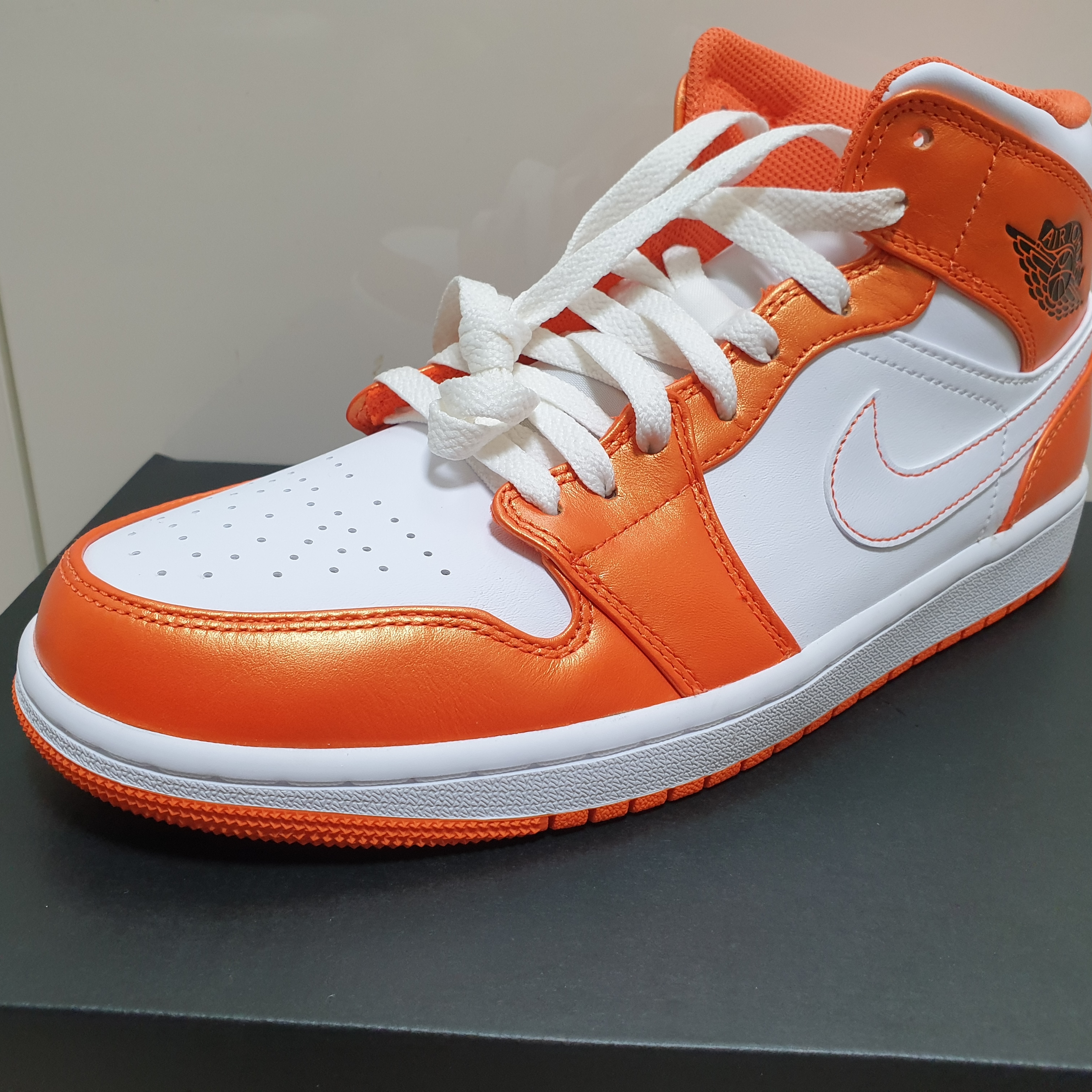 Jordan 1 Mid SE Electro Orange 착용 스타일